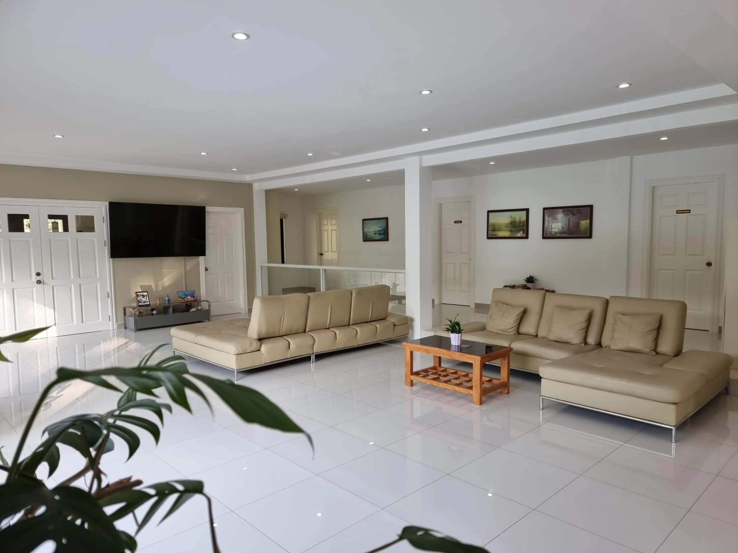 Communal lounge/ TV room in Bohol White House Bed & Breakfast