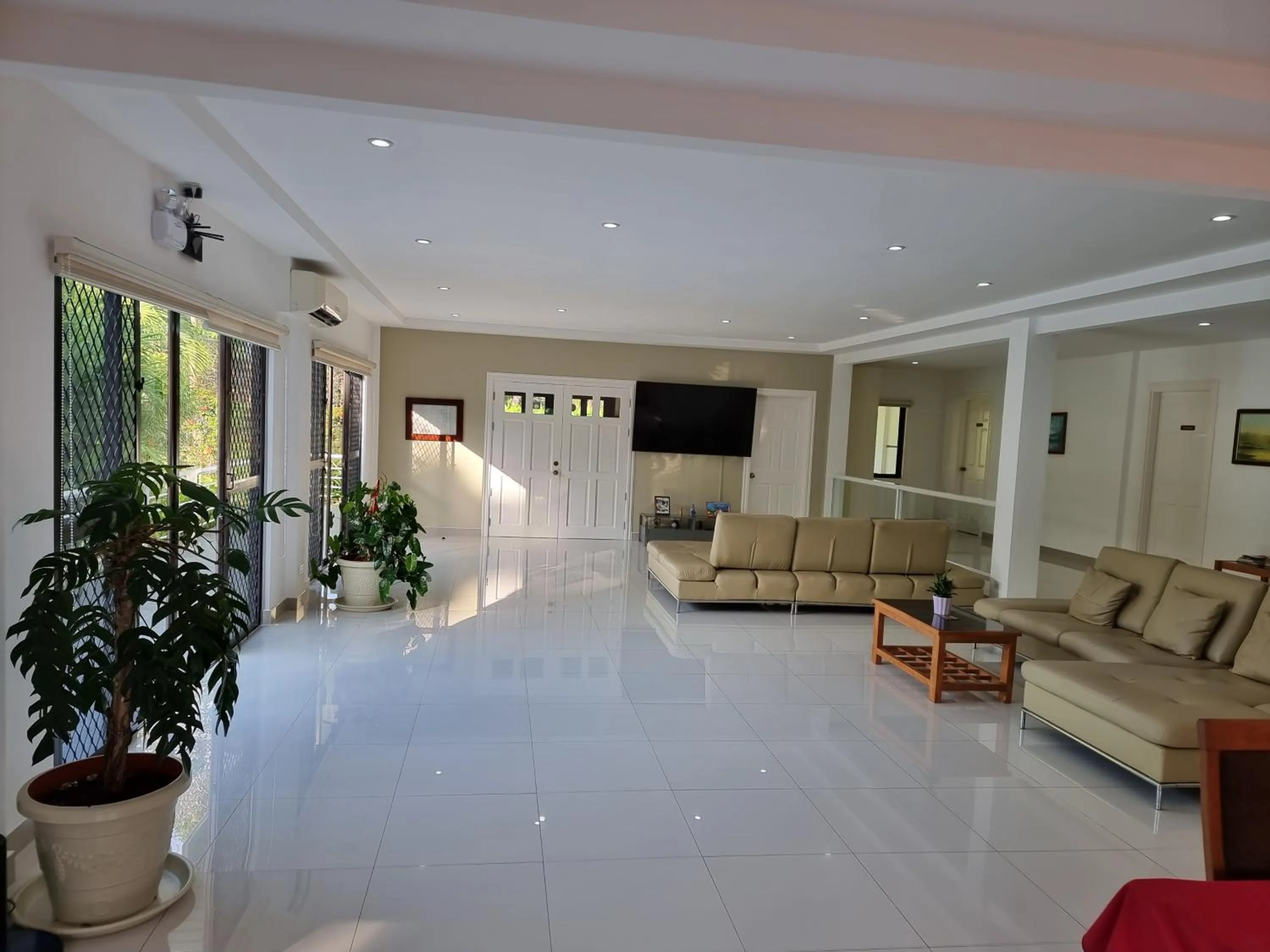 Communal lounge/ TV room in Bohol White House Bed & Breakfast