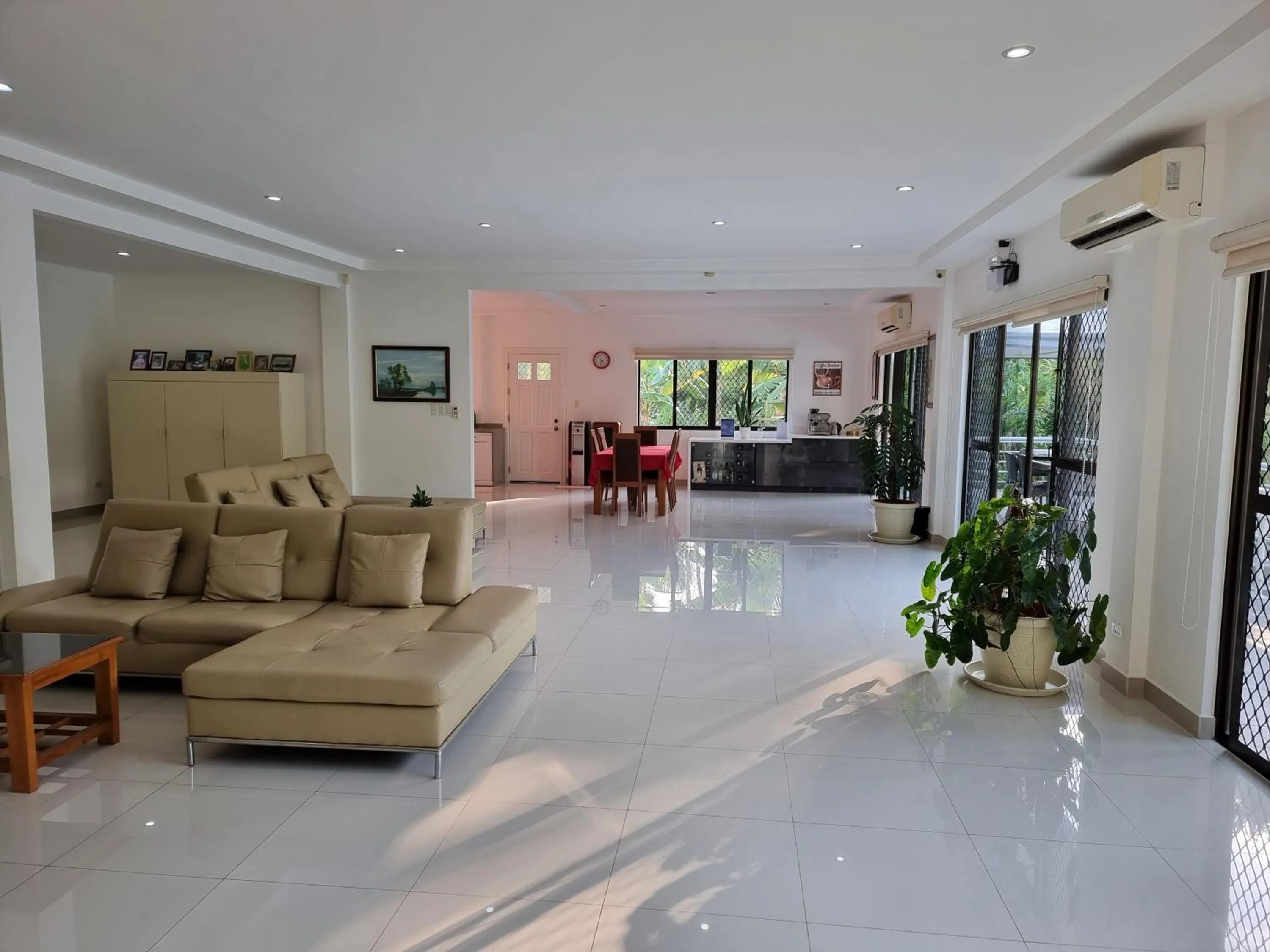 Communal lounge/ TV room in Bohol White House Bed & Breakfast