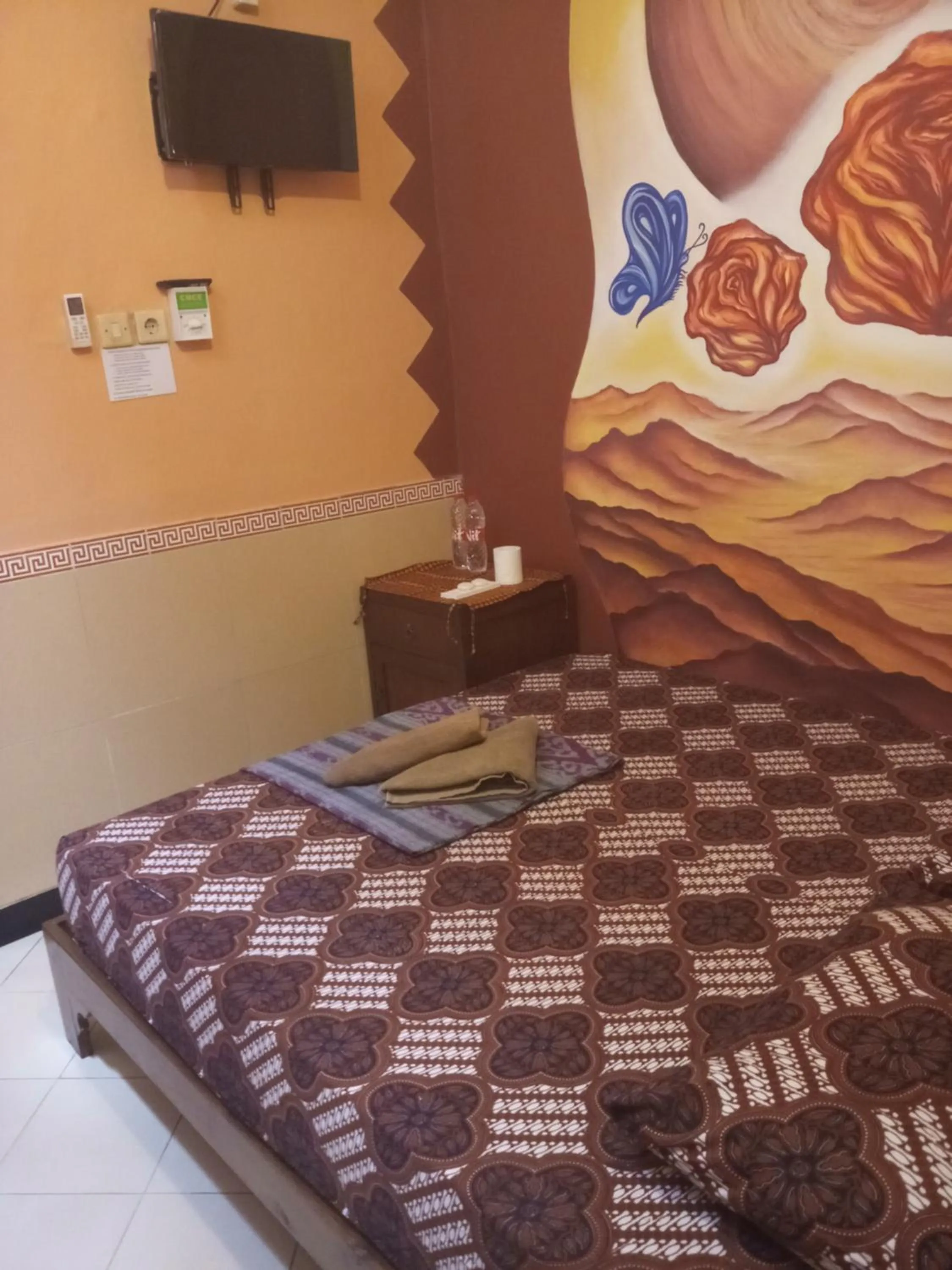 Shower, Bed in Losmen Setia Kawan