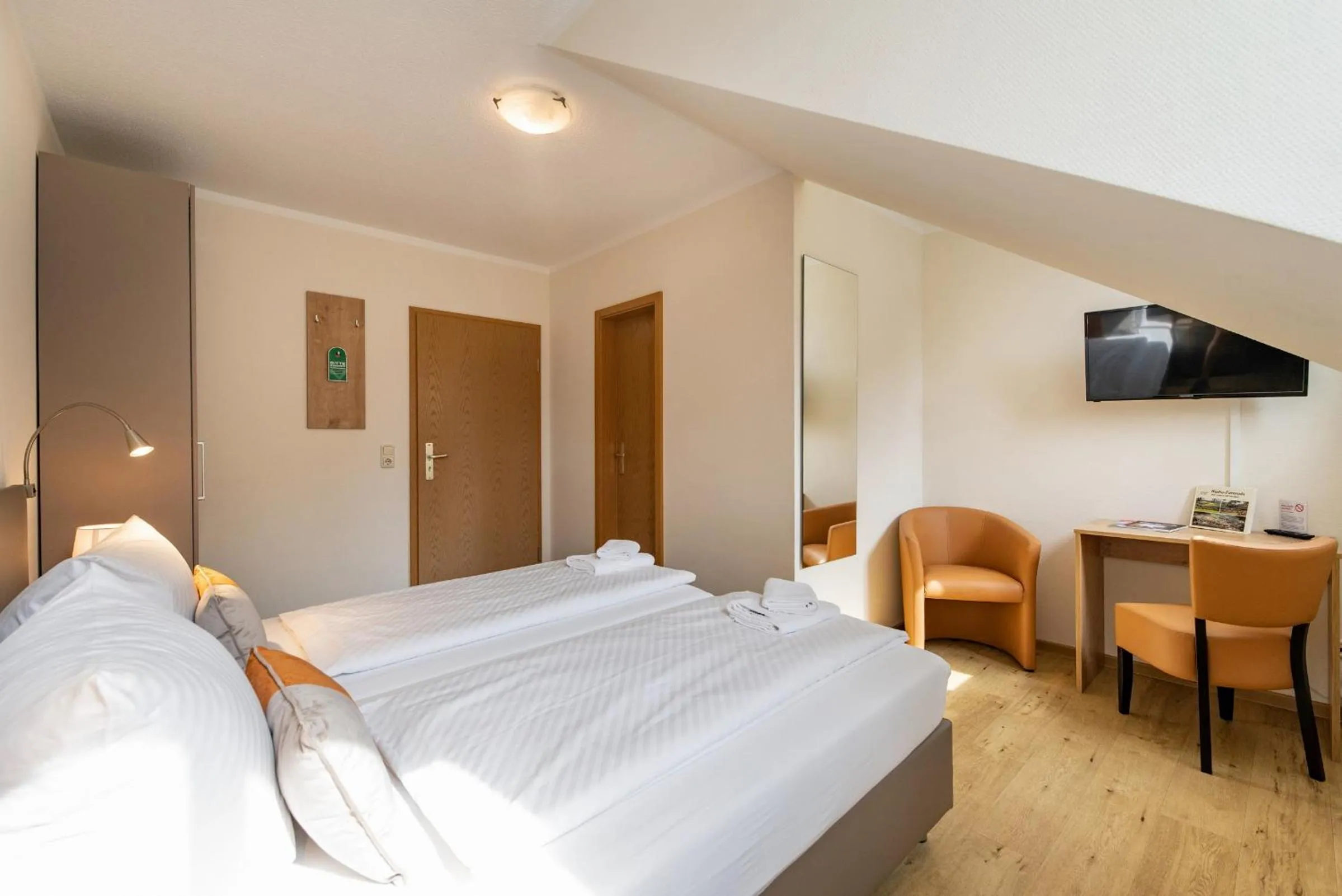 Photo of the whole room, Bed in Hotel Bamberger Hof, garni