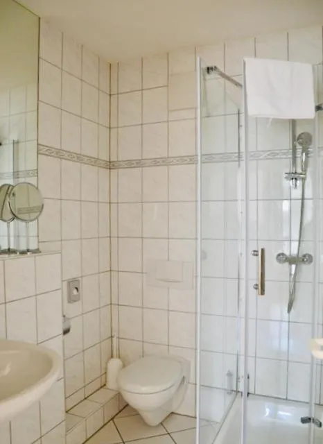 Bathroom in Hotel Weinhaus Hoff