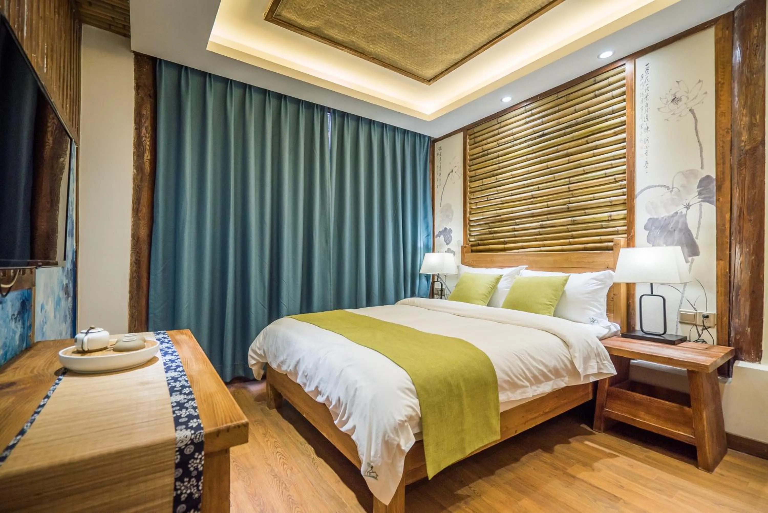 Photo of the whole room, Bed in Lijiang Yue Tu Inn