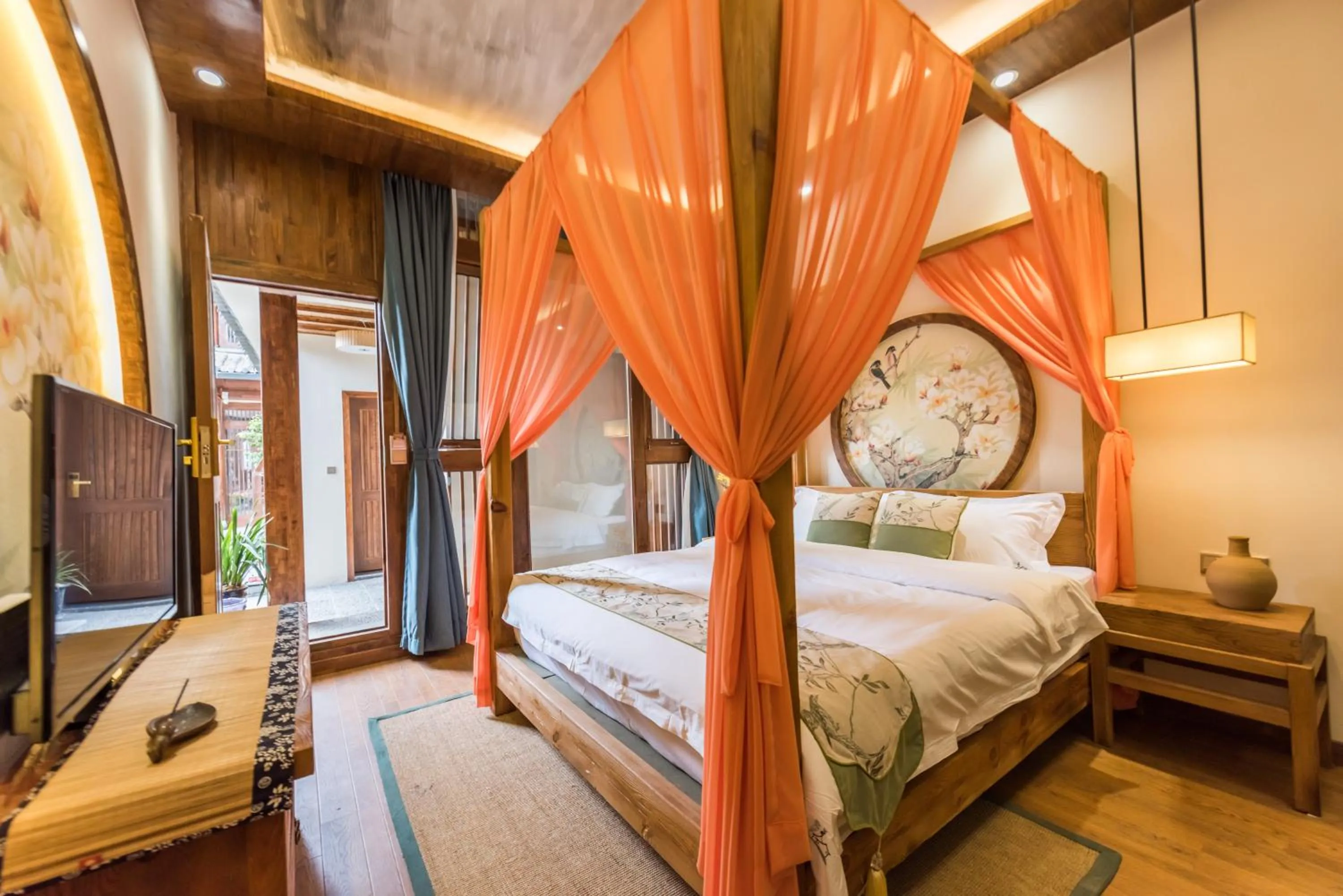 Photo of the whole room, Bed in Lijiang Yue Tu Inn