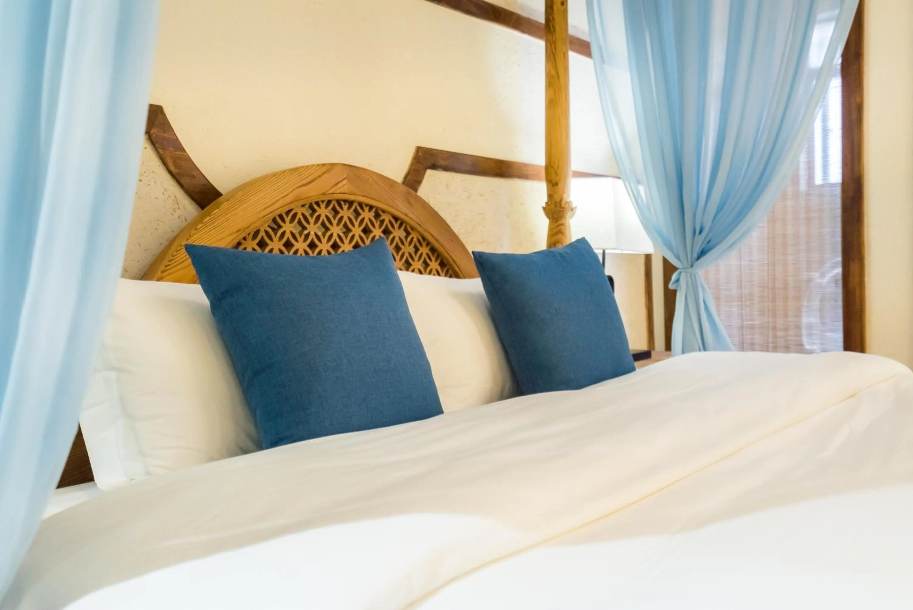 Decorative detail, Bed in Lijiang Yue Tu Inn