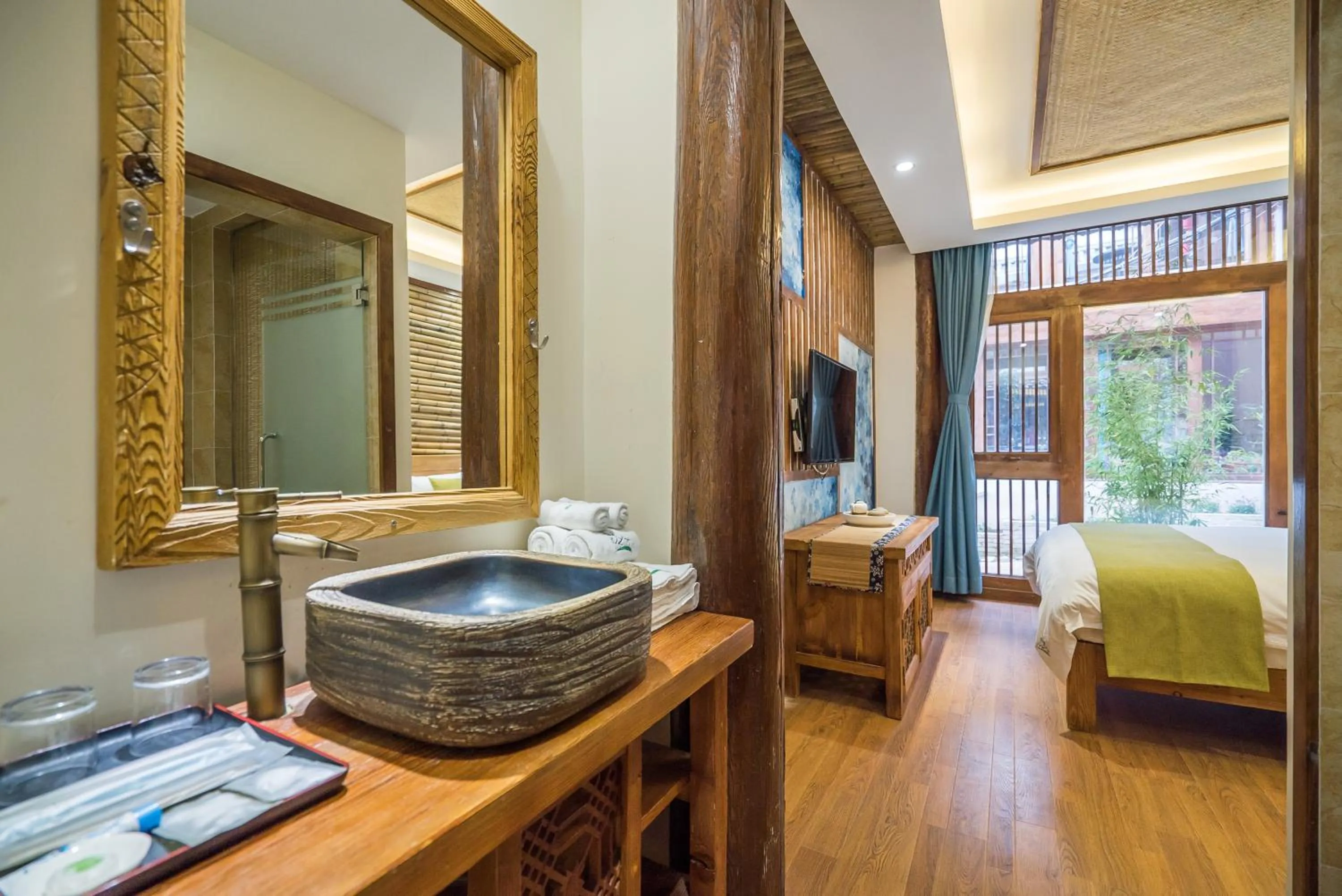 Bathroom, Bed in Lijiang Yue Tu Inn