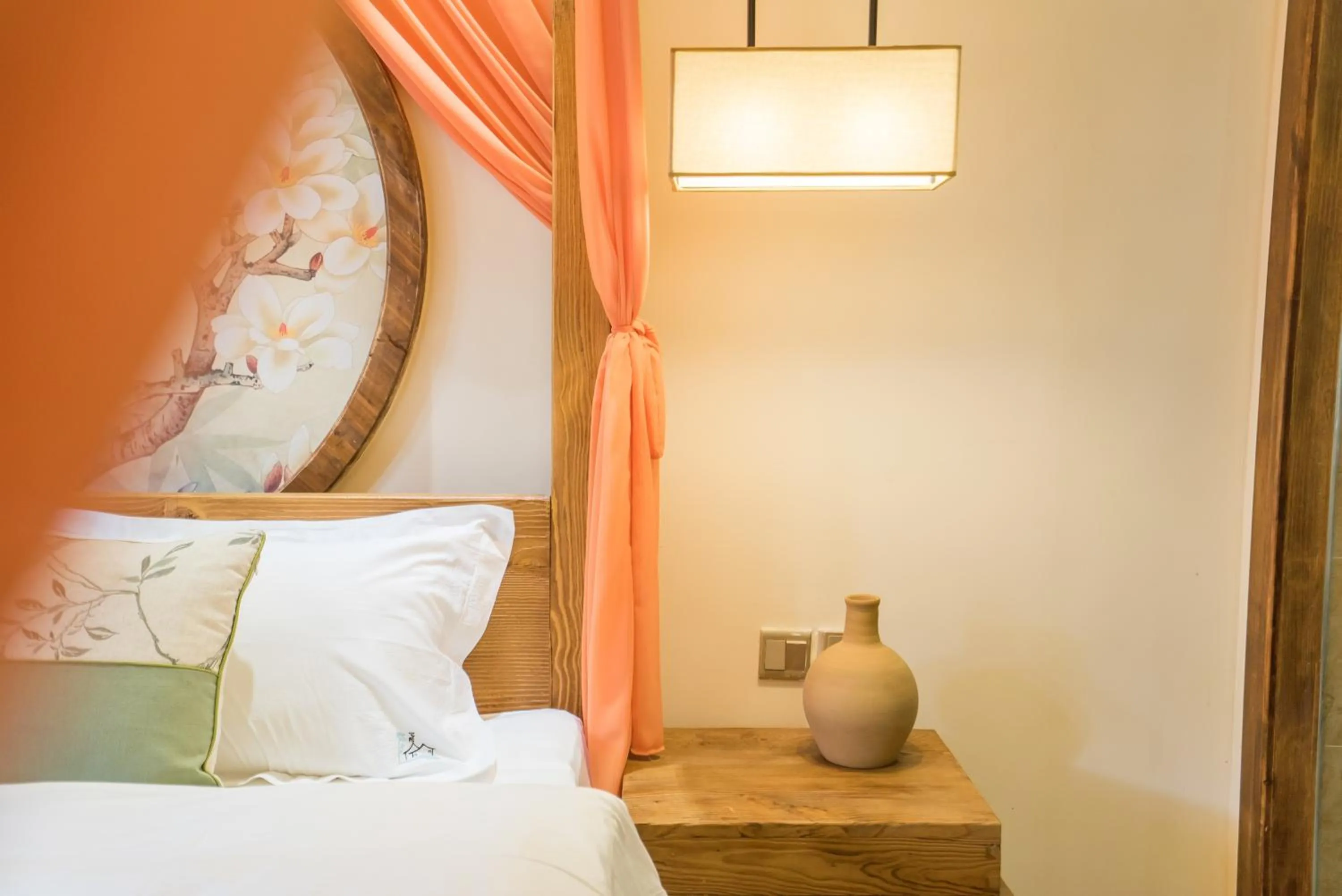 Decorative detail, Bed in Lijiang Yue Tu Inn