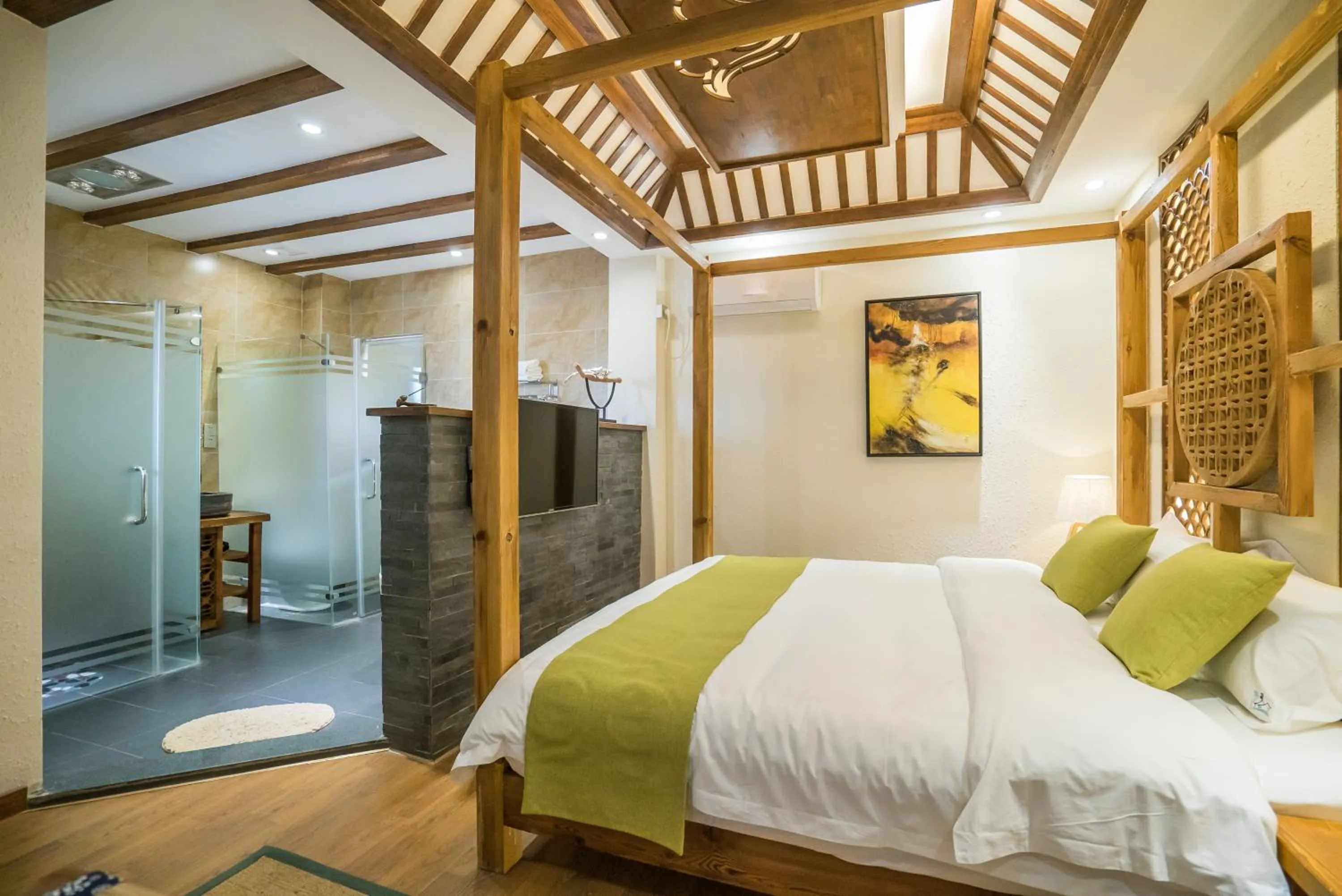 Photo of the whole room, Bed in Lijiang Yue Tu Inn