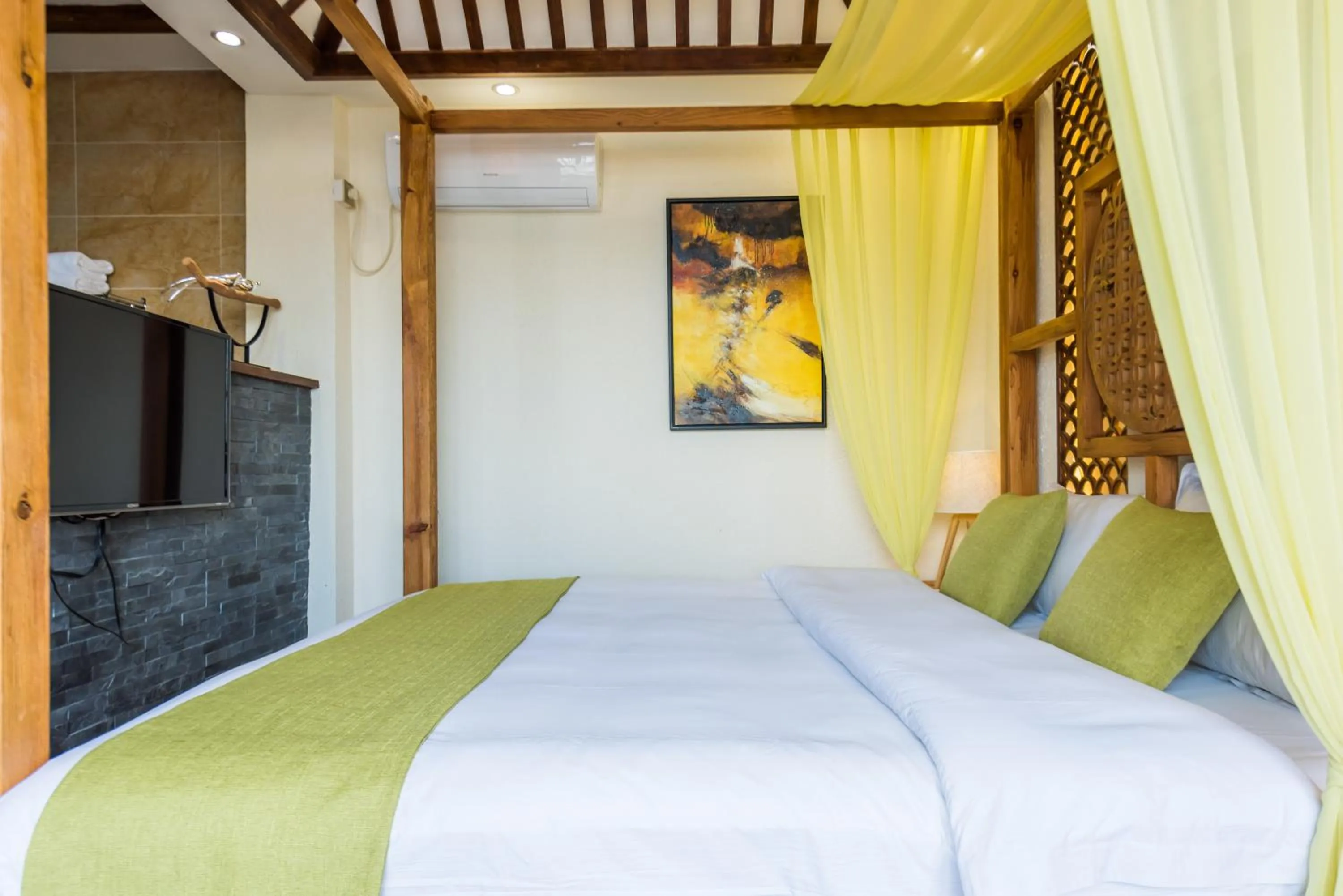 Decorative detail, Bed in Lijiang Yue Tu Inn