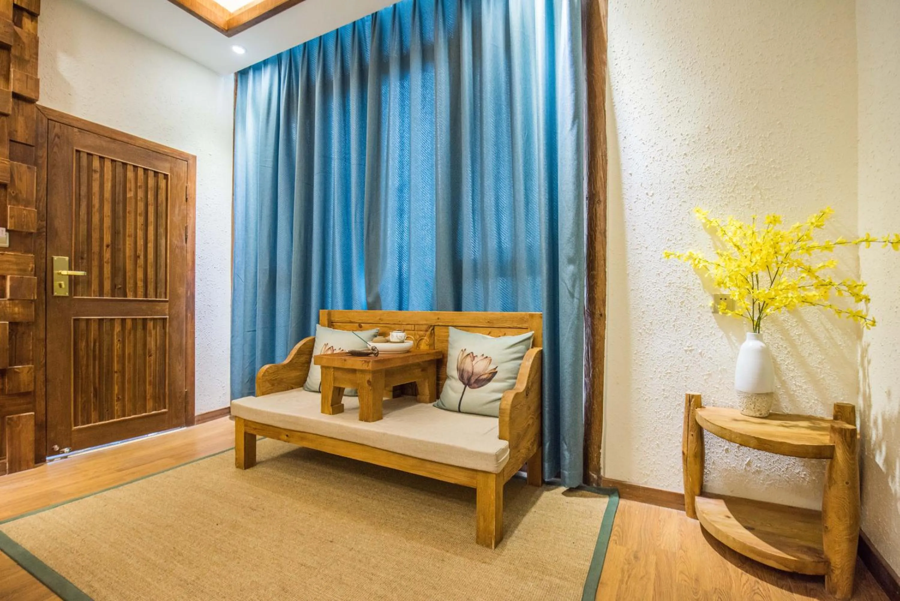 Seating area in Lijiang Yue Tu Inn