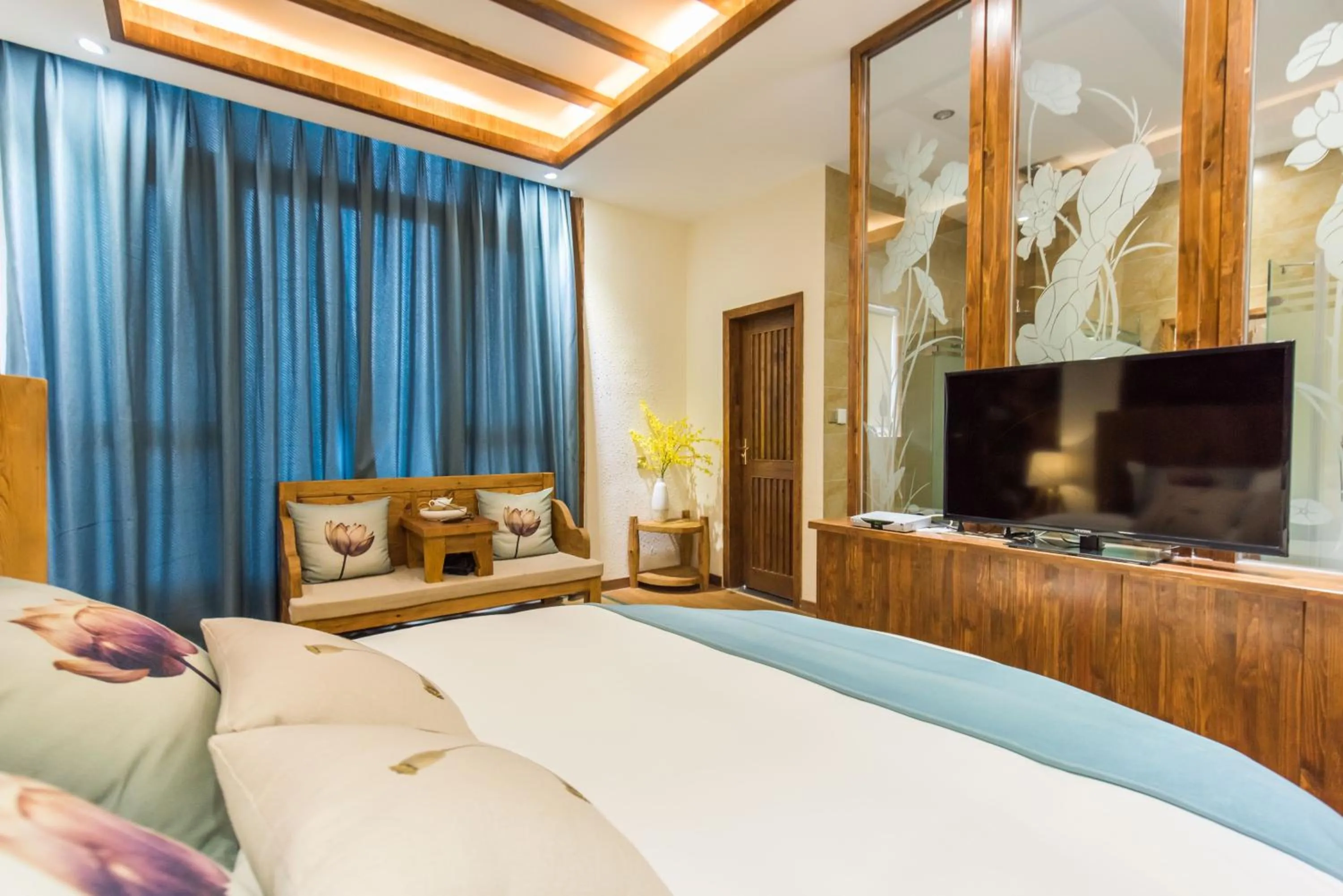 Decorative detail, Bed in Lijiang Yue Tu Inn