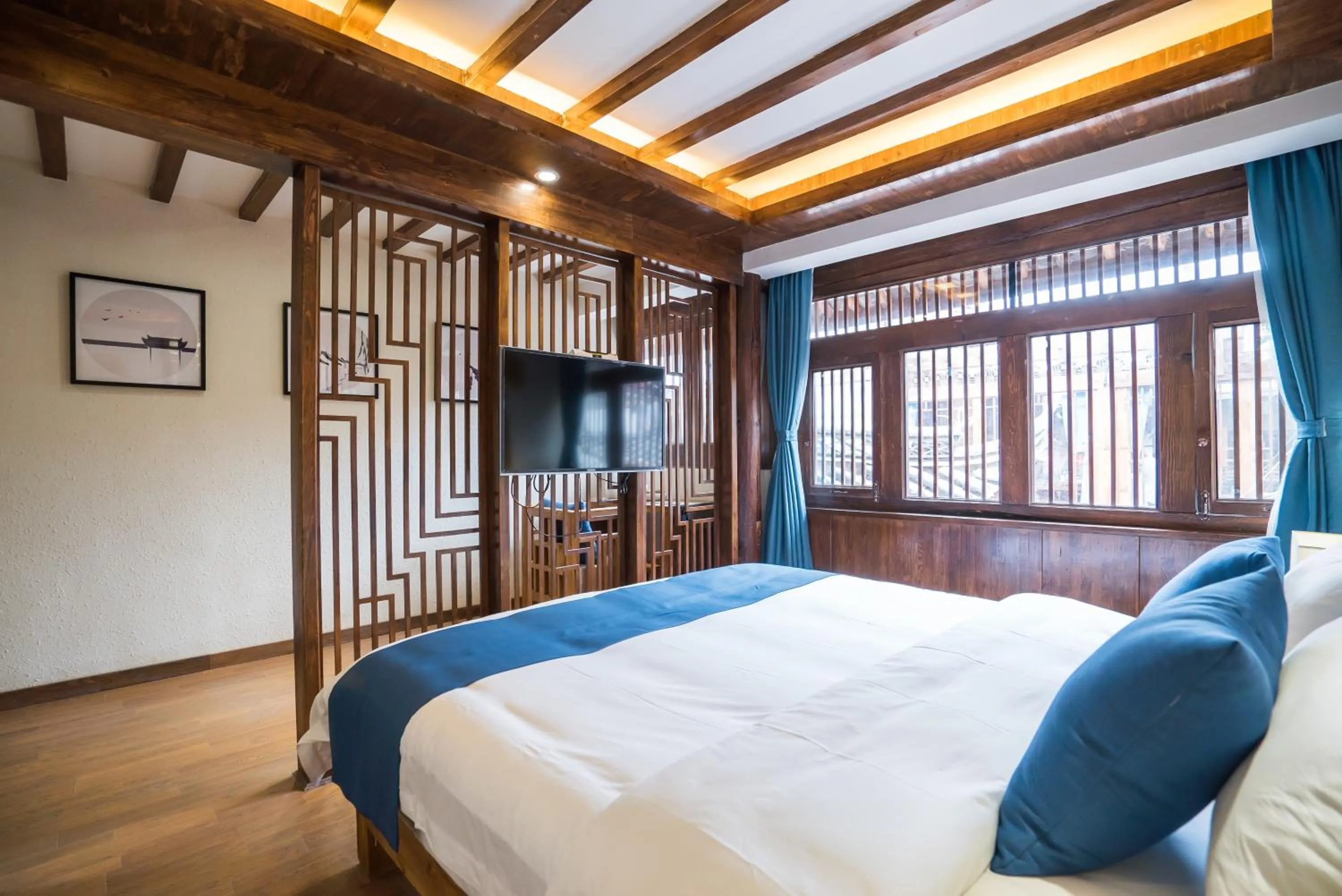 Decorative detail, Bed in Lijiang Yue Tu Inn