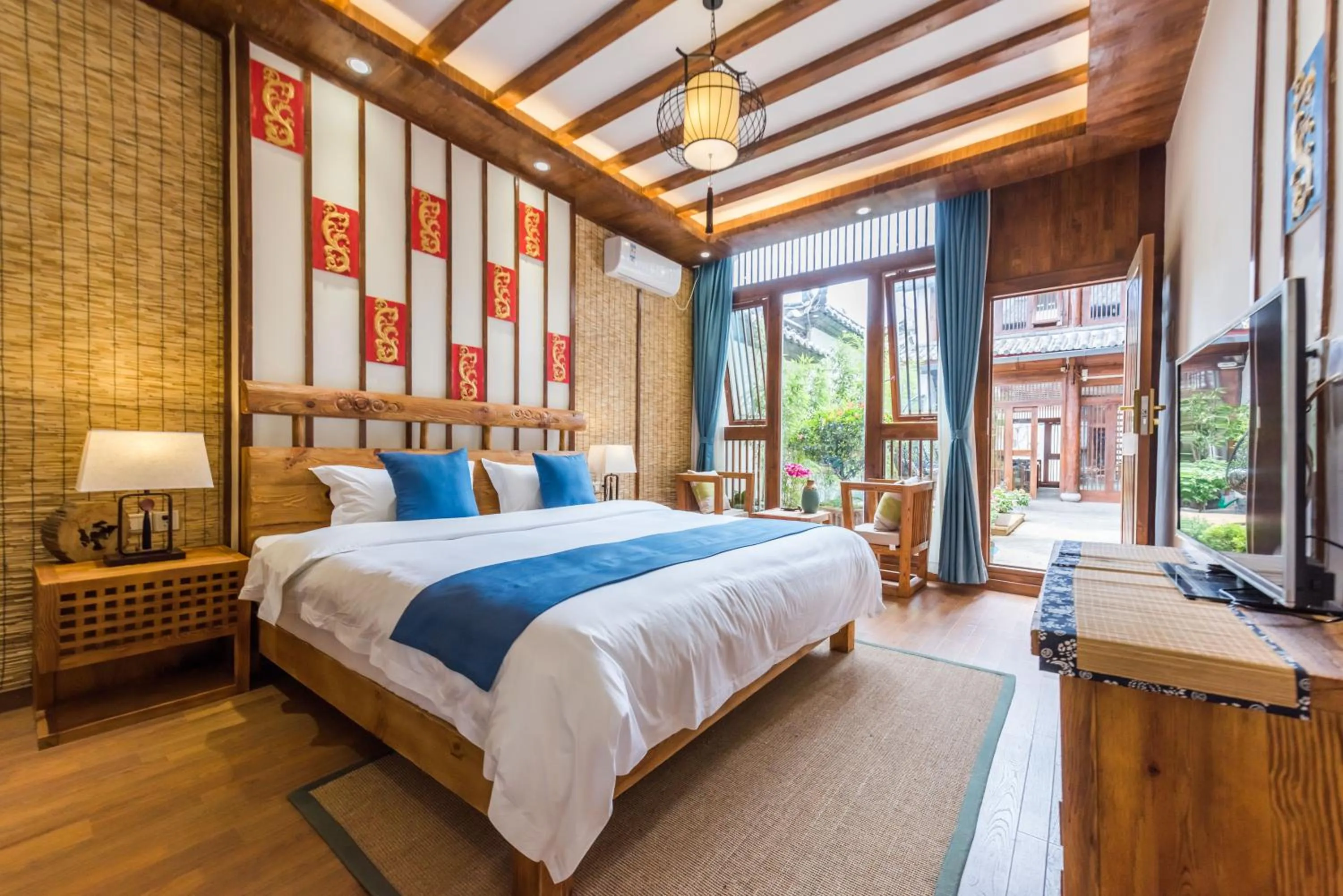 Photo of the whole room, Bed in Lijiang Yue Tu Inn
