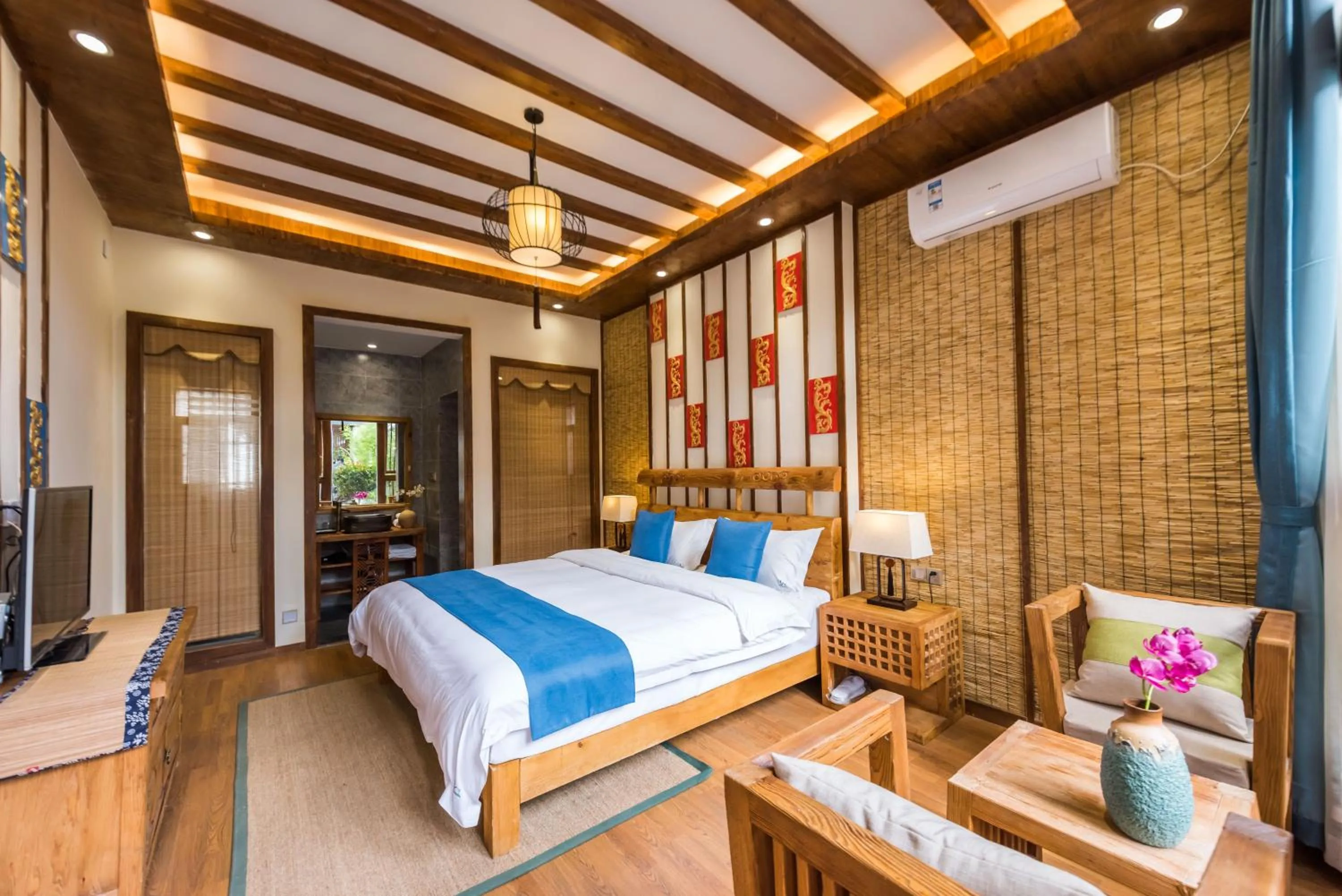 Photo of the whole room, Bed in Lijiang Yue Tu Inn