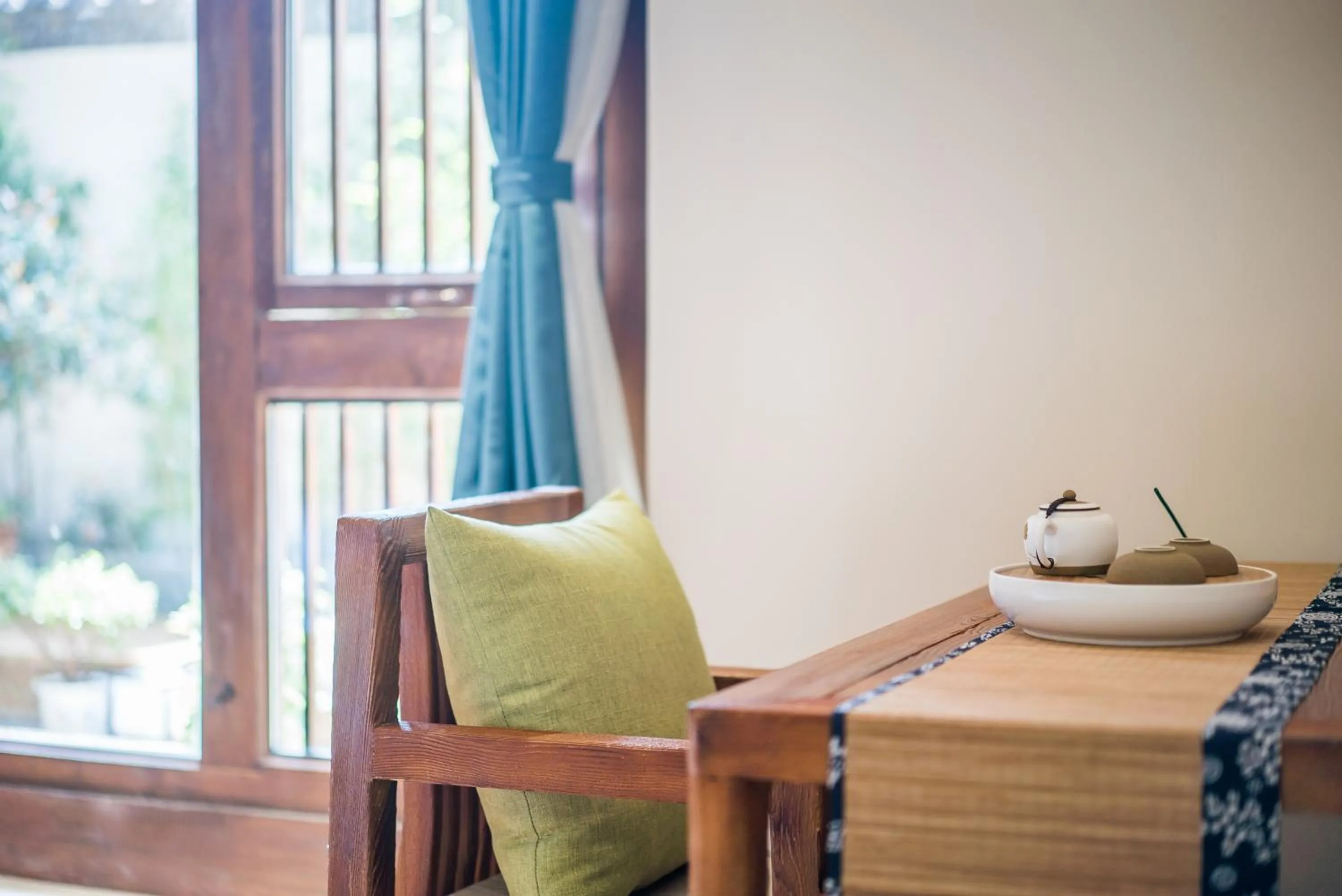 Seating area in Lijiang Yue Tu Inn