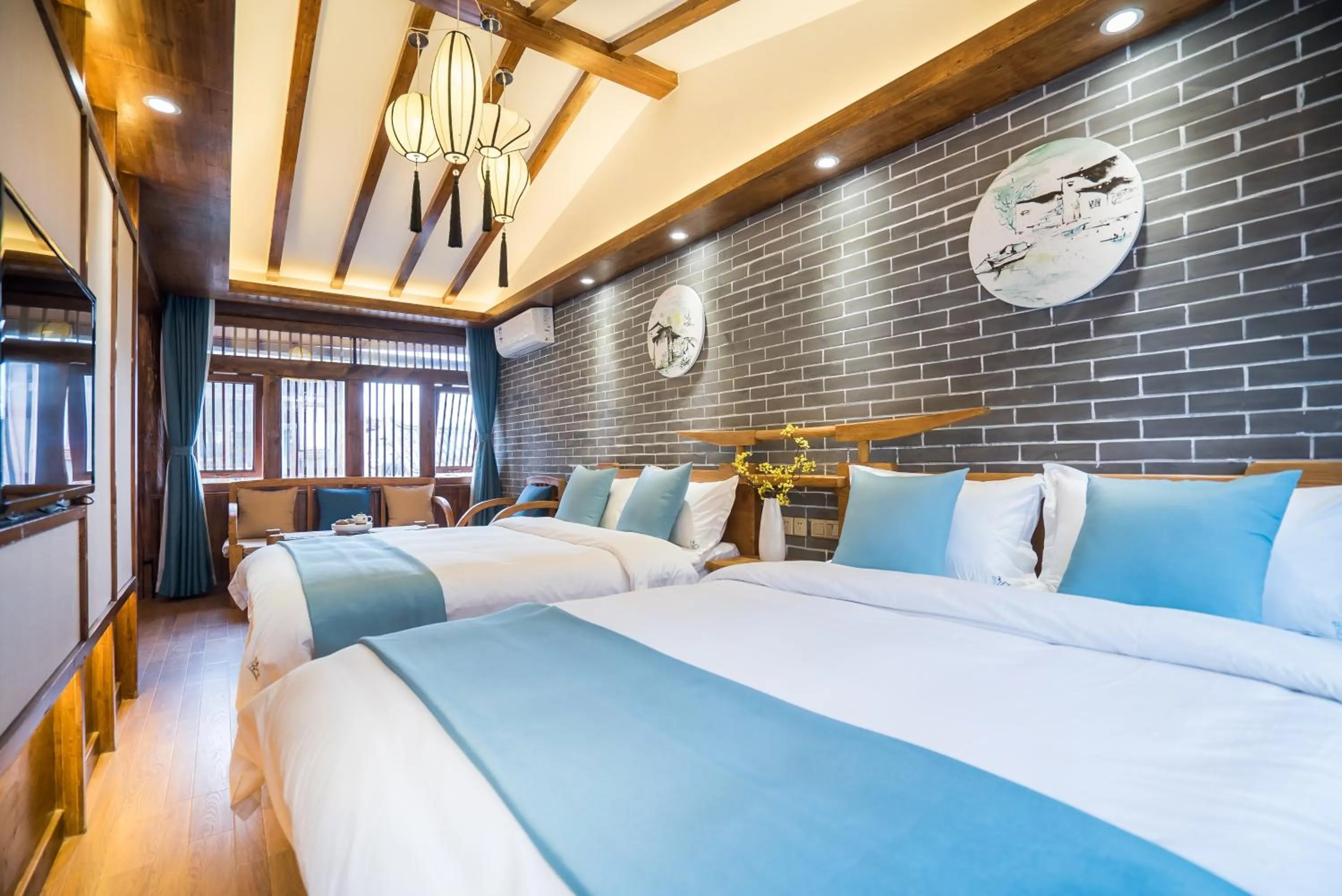 Decorative detail, Bed in Lijiang Yue Tu Inn