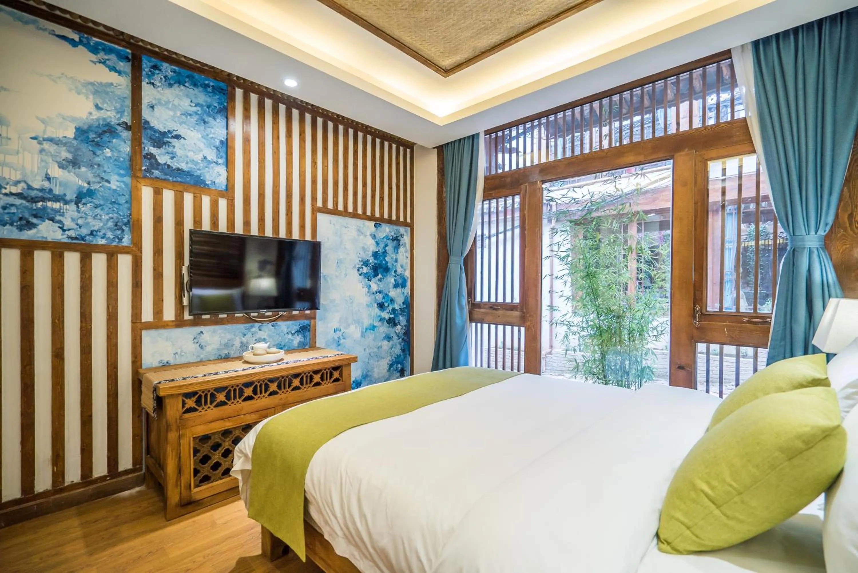 Decorative detail, Bed in Lijiang Yue Tu Inn