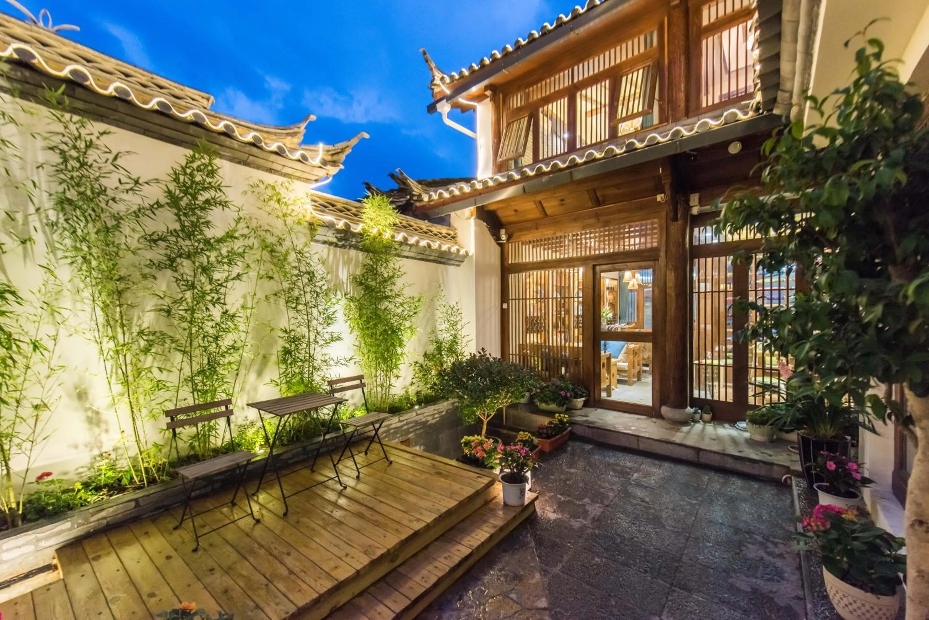 Garden in Lijiang Yue Tu Inn