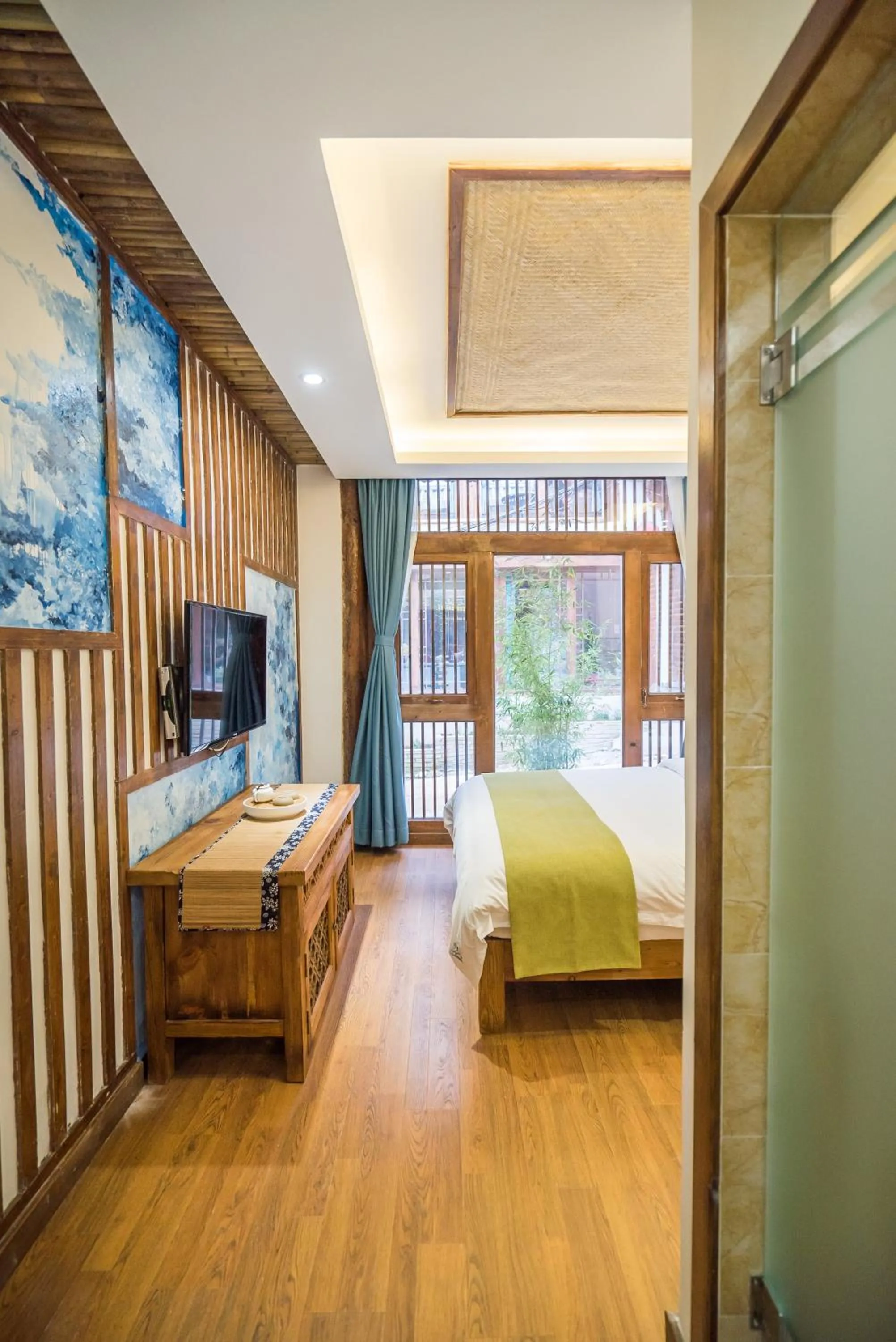 Decorative detail, Bed in Lijiang Yue Tu Inn