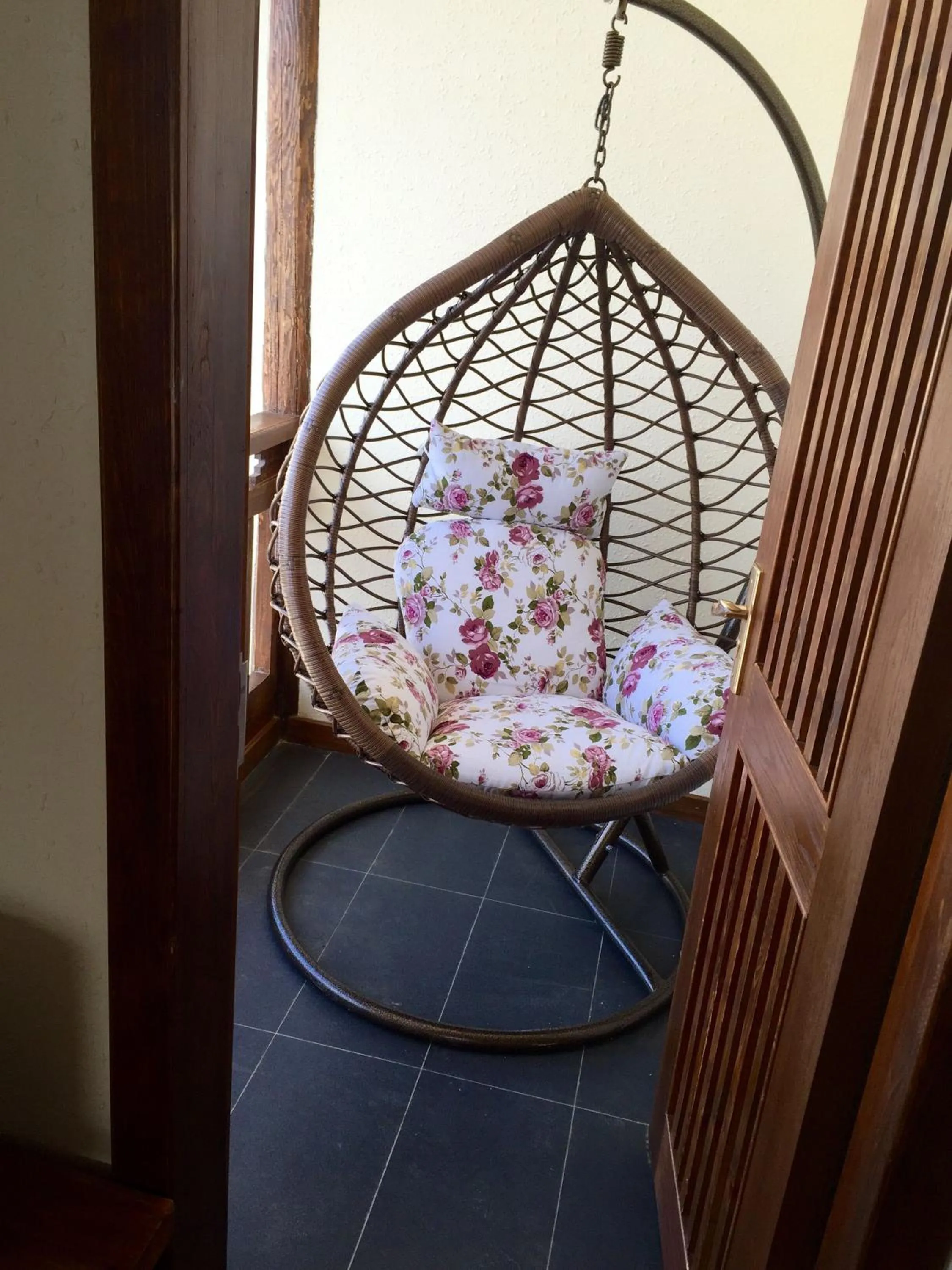Balcony/Terrace, Bed in Lijiang Yue Tu Inn