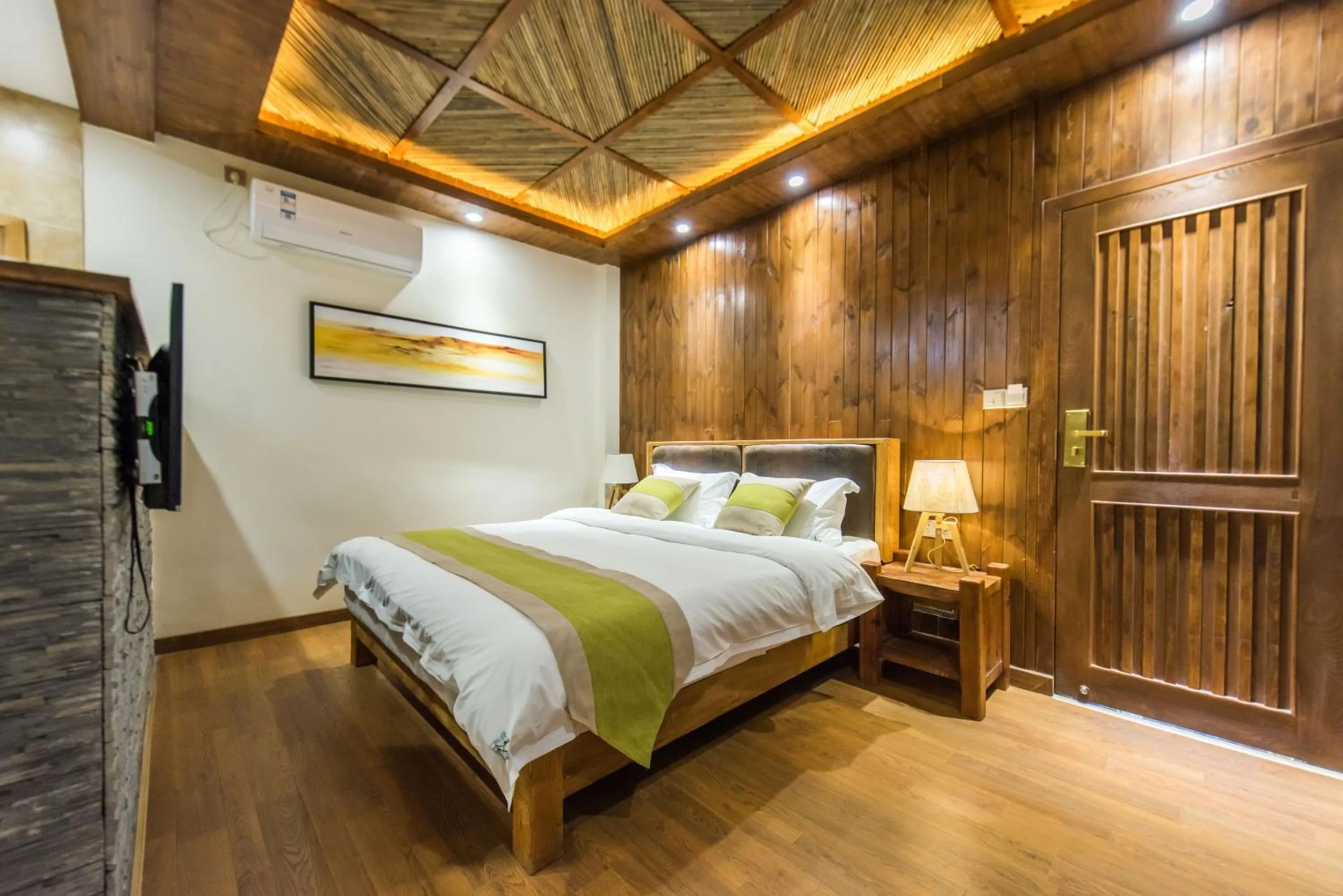 Decorative detail, Bed in Lijiang Yue Tu Inn