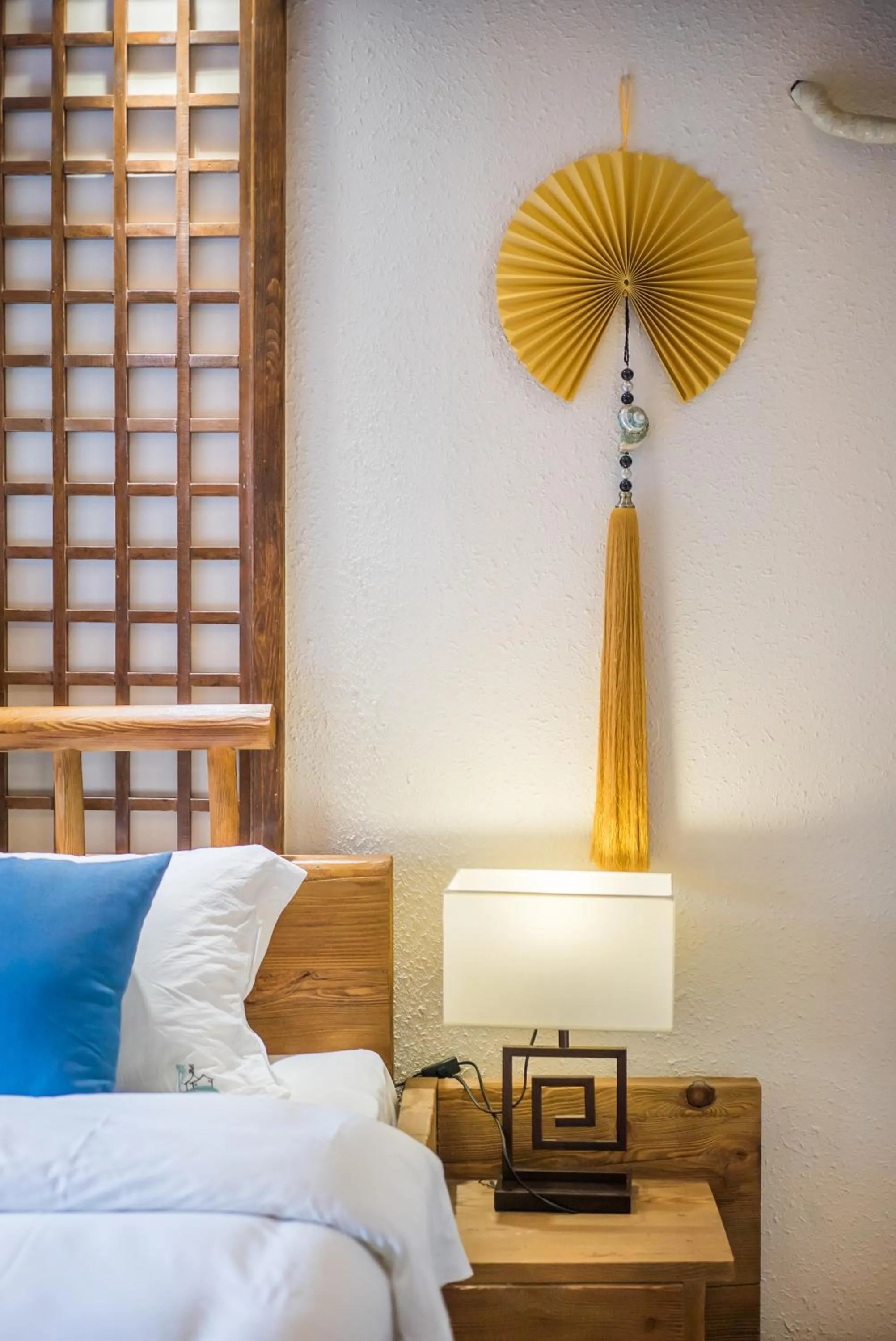 Decorative detail, Bed in Lijiang Yue Tu Inn