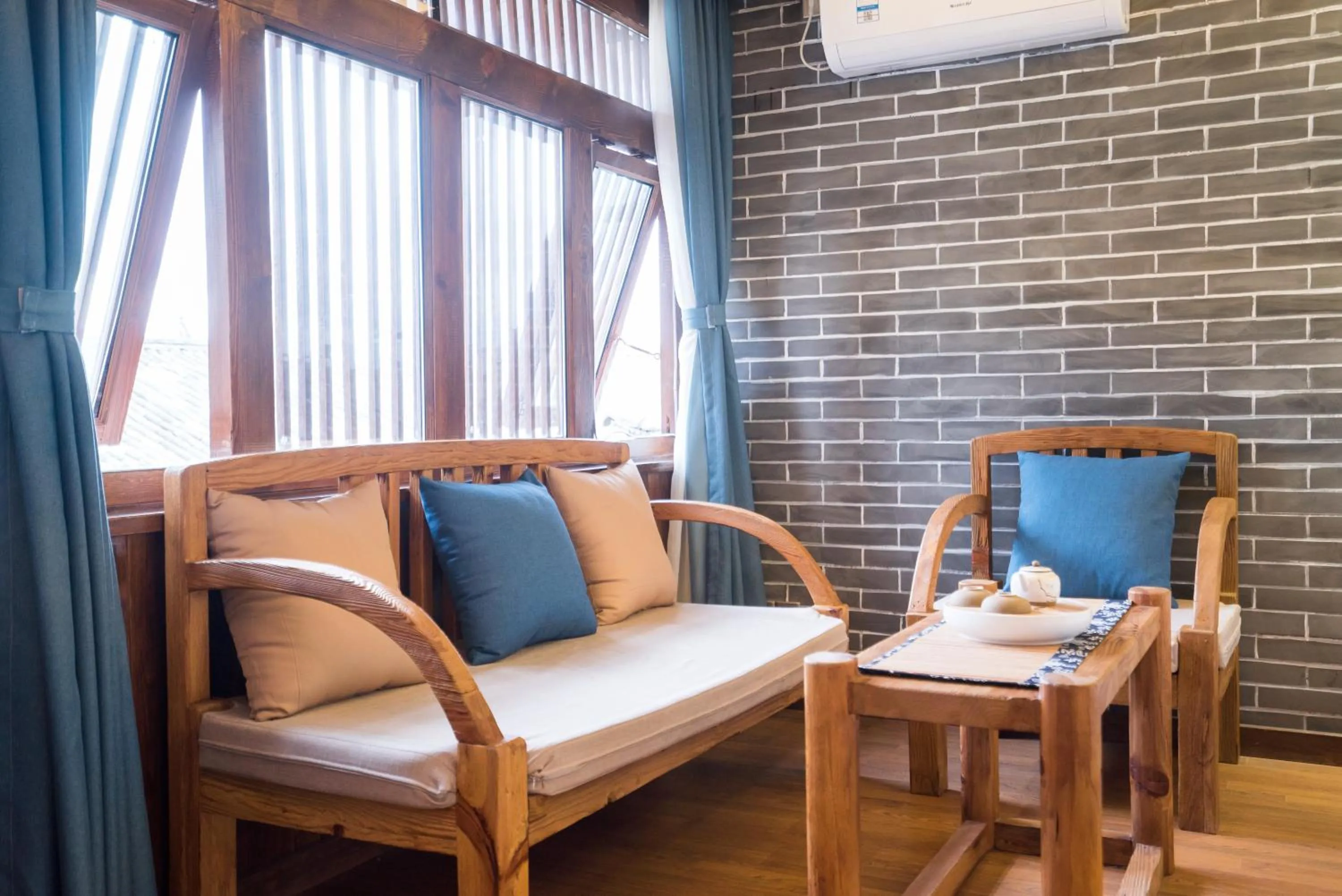 Seating area in Lijiang Yue Tu Inn