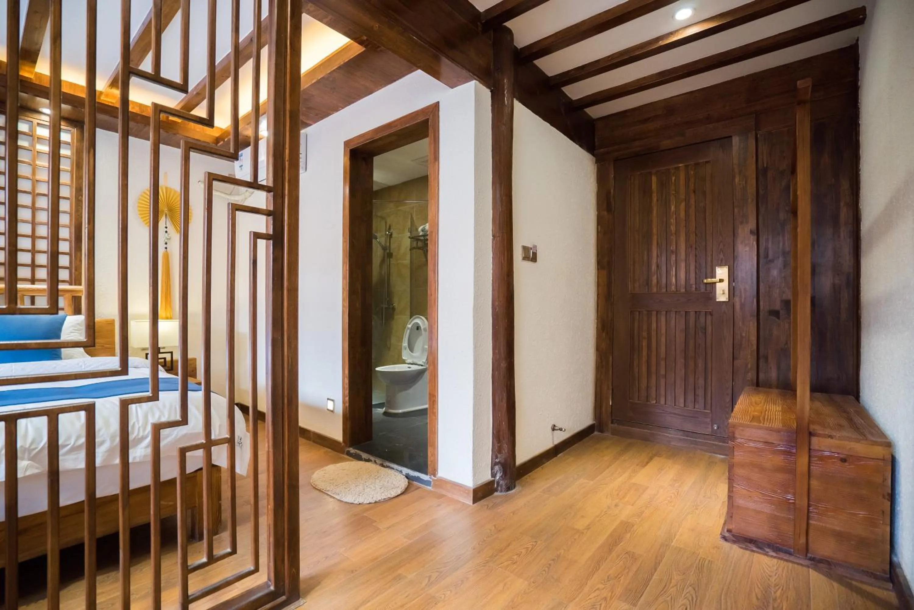 Decorative detail, Bed in Lijiang Yue Tu Inn