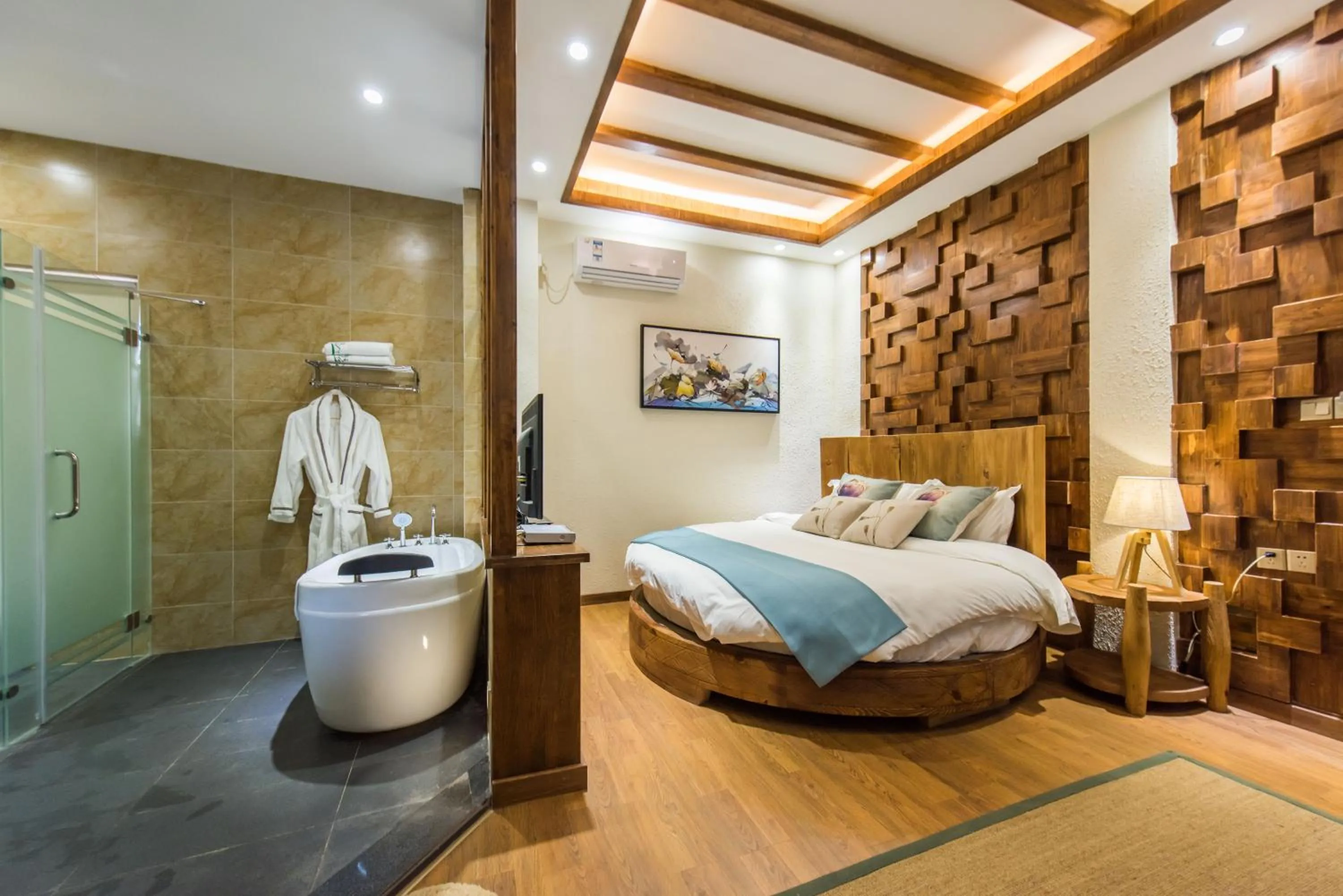 Photo of the whole room, Bed in Lijiang Yue Tu Inn