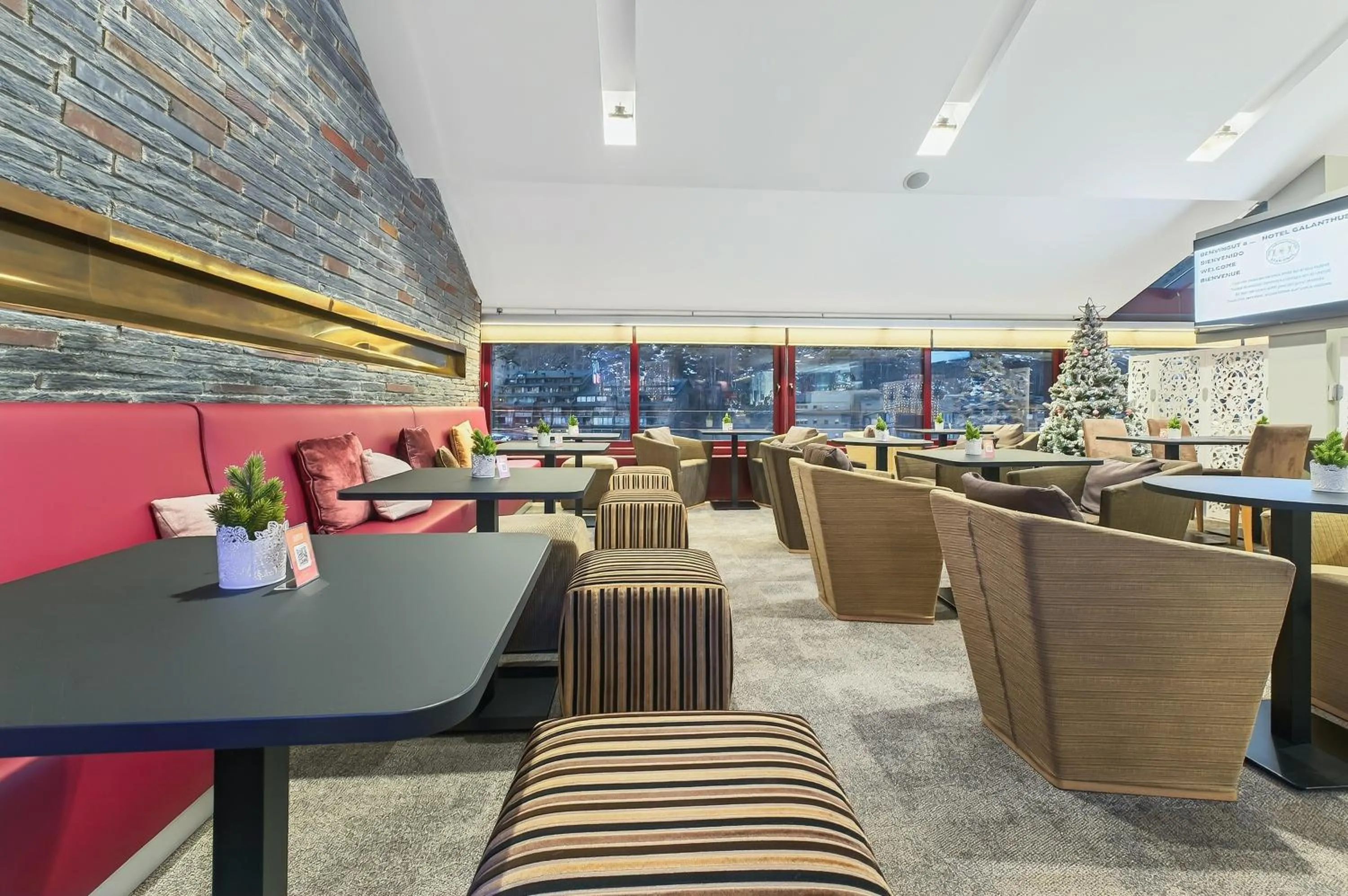 Communal lounge/ TV room in Wuau! Hotel Galanthus & Spa