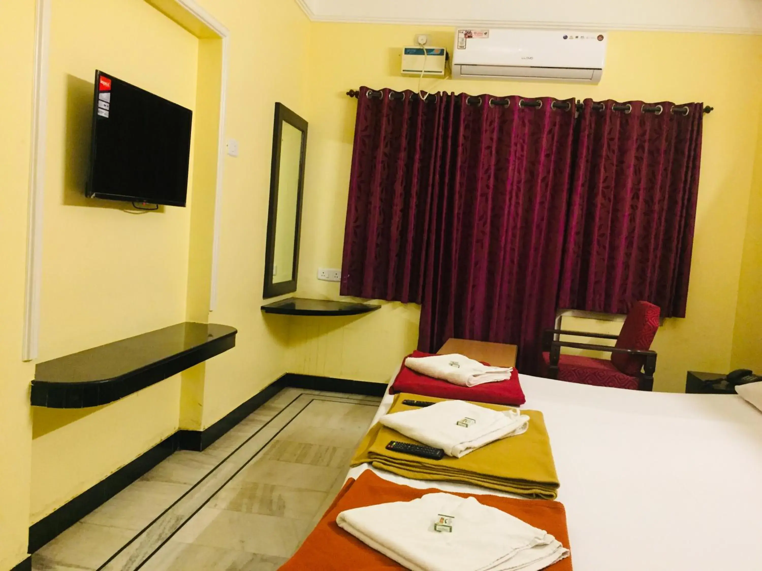 Communal lounge/ TV room, Bed in Hotel Sun Rock Communal lounge/ TV room, Bed in Hotel Sun Rock