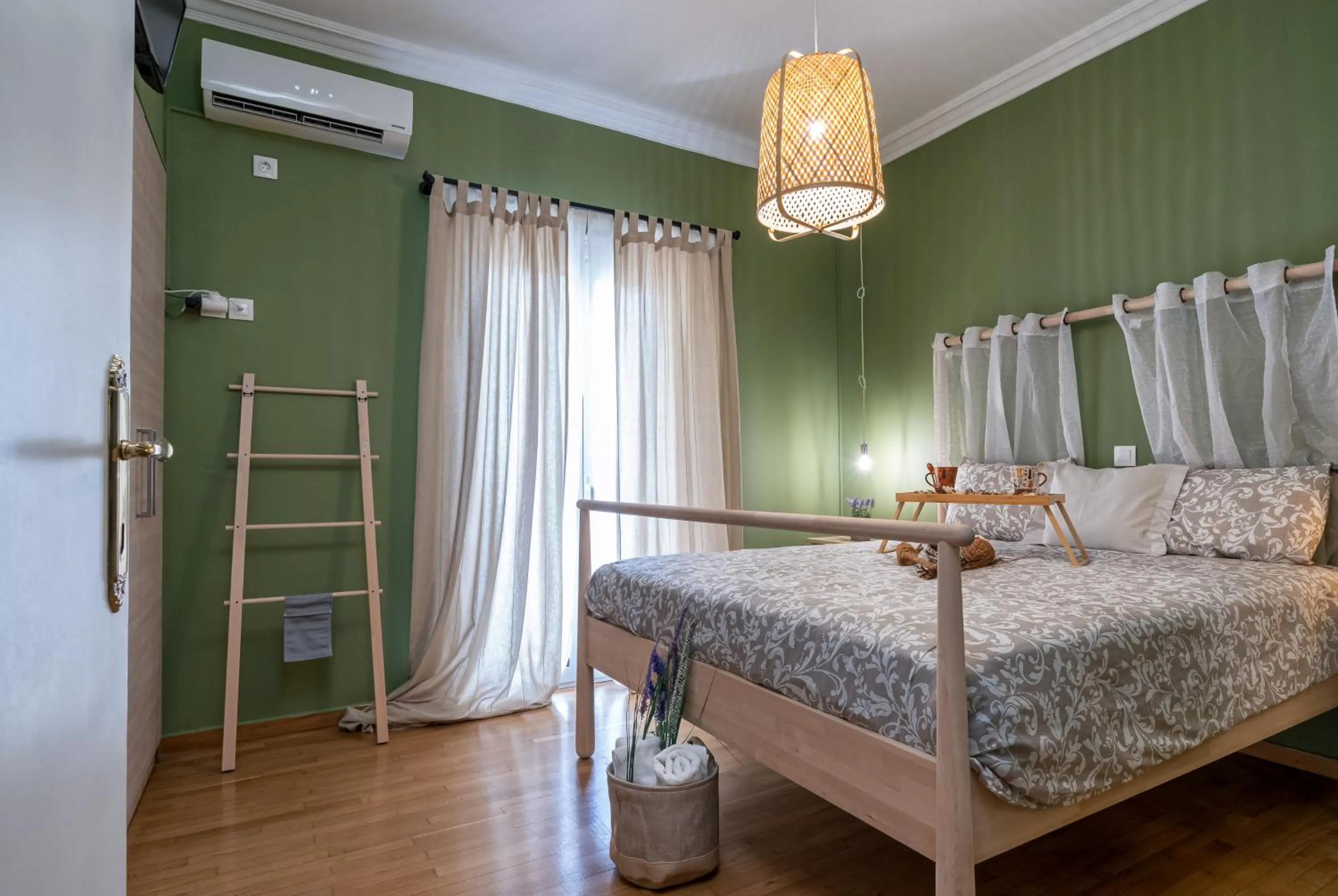 Bed in Apartment at the foothills of Acropolis