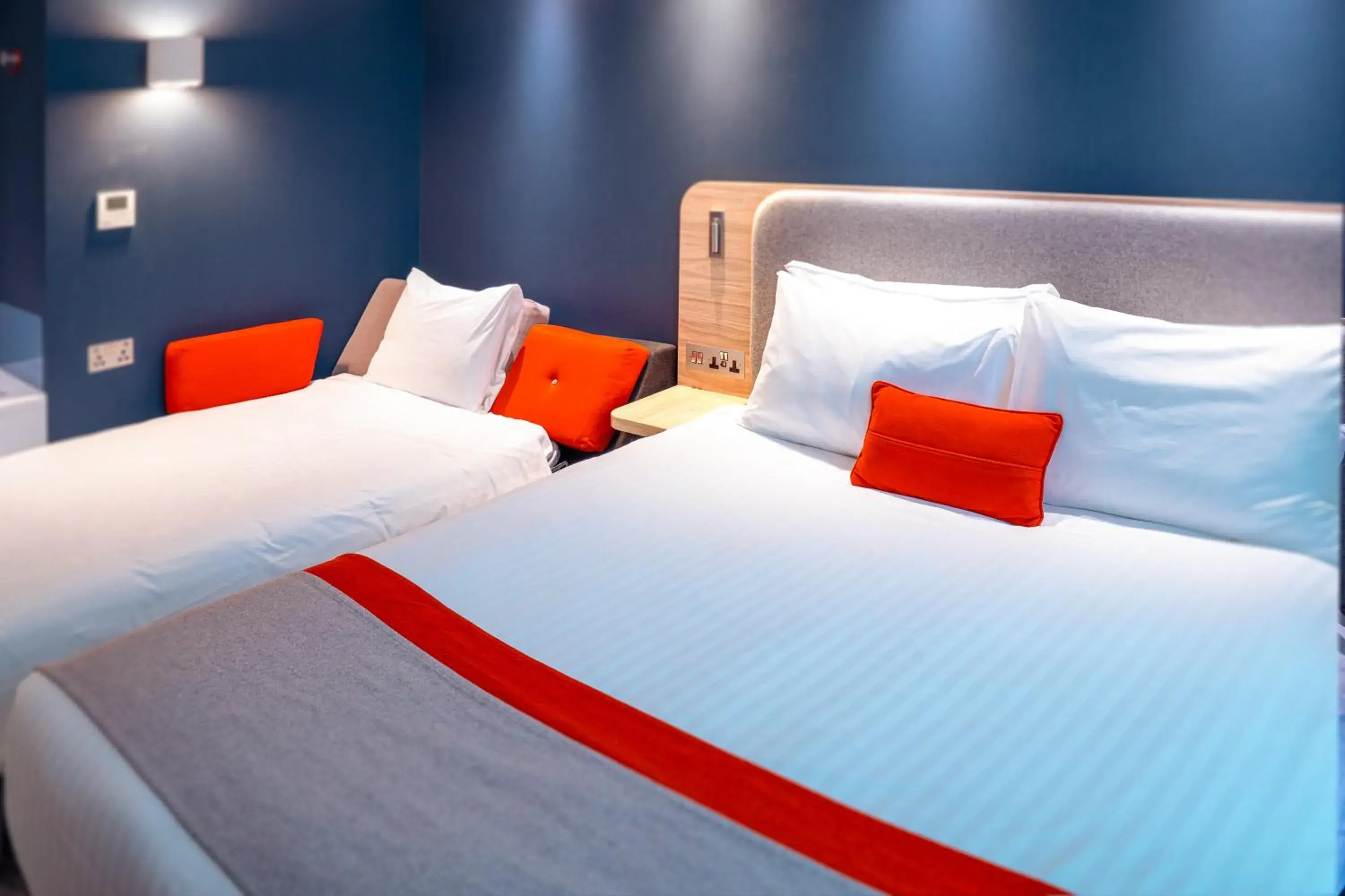 Bedroom, Bed in Holiday Inn Express St. Albans - M25, Jct.22 Bedroom, Bed in Holiday Inn Express St. Albans - M25, Jct.22