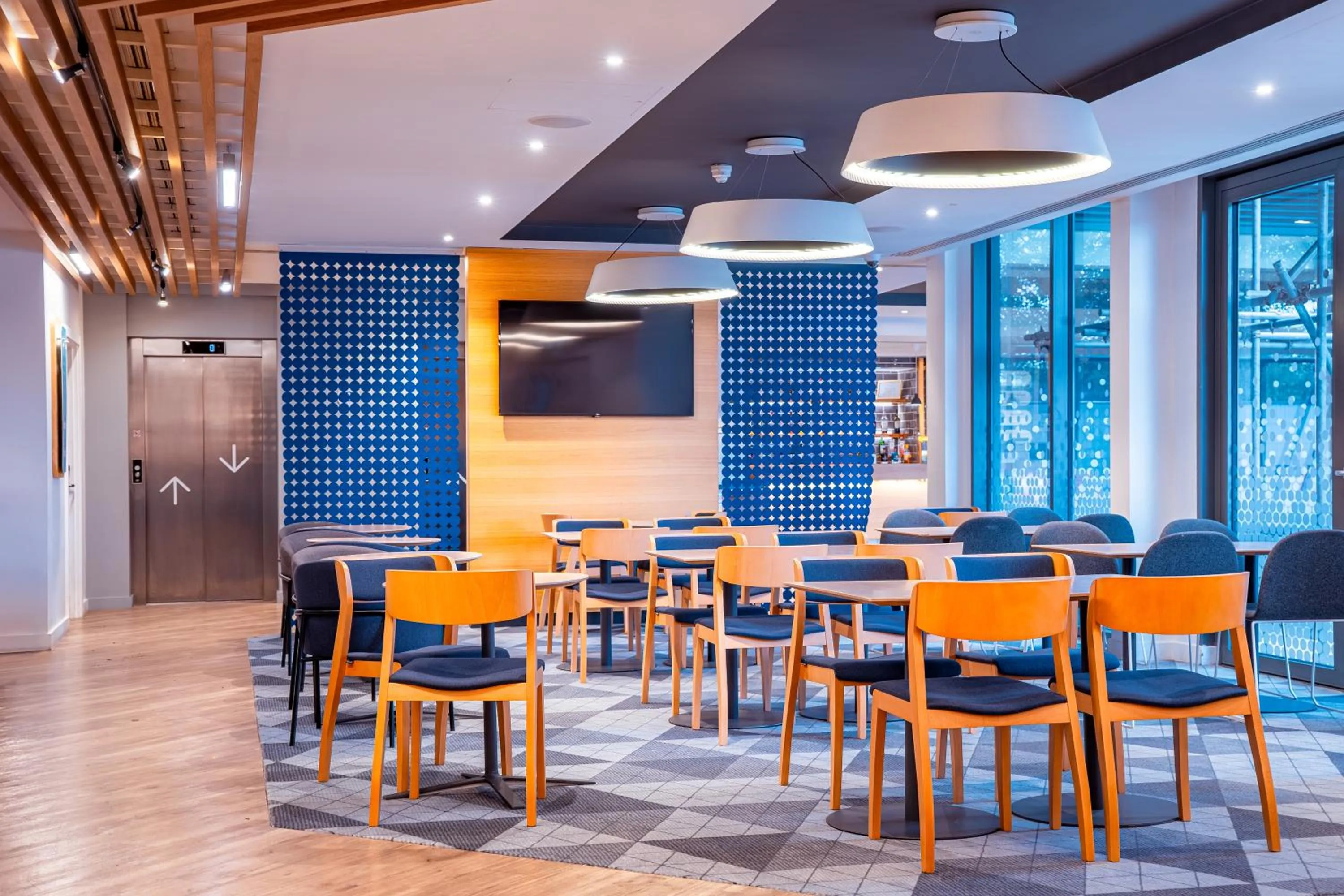 Restaurant/places to eat in Holiday Inn Express St. Albans - M25, Jct.22