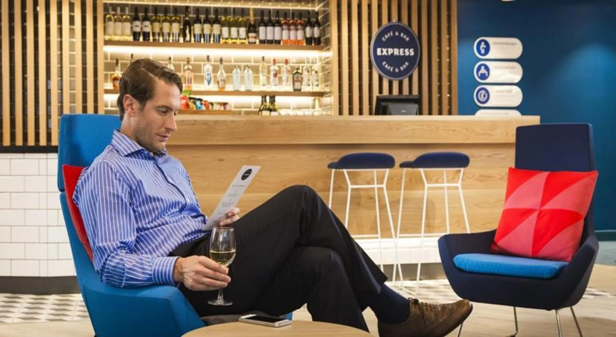 Lounge or bar in Holiday Inn Express St. Albans - M25, Jct.22