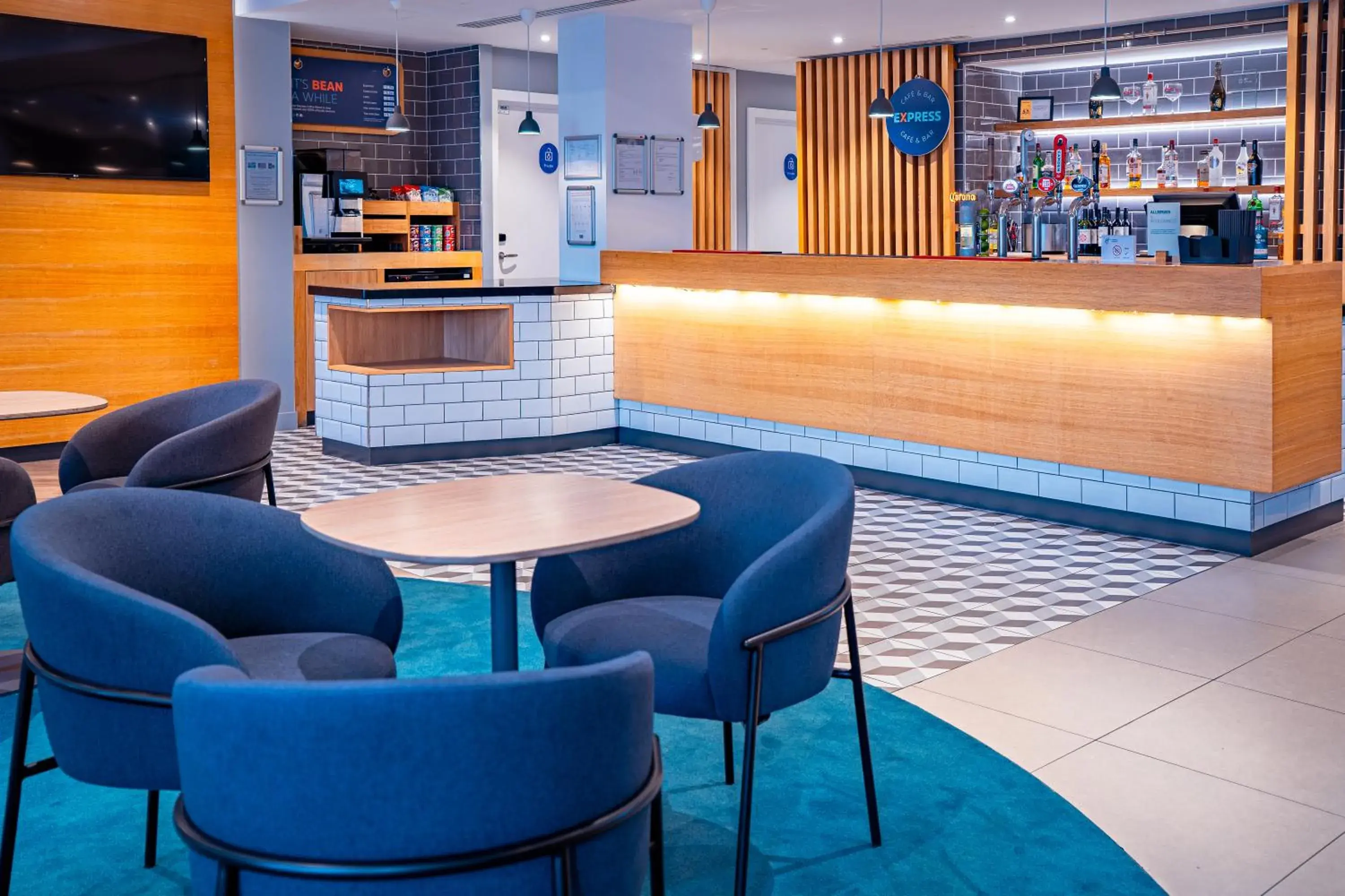 Lounge or bar in Holiday Inn Express St. Albans - M25, Jct.22 Lounge or bar in Holiday Inn Express St. Albans - M25, Jct.22