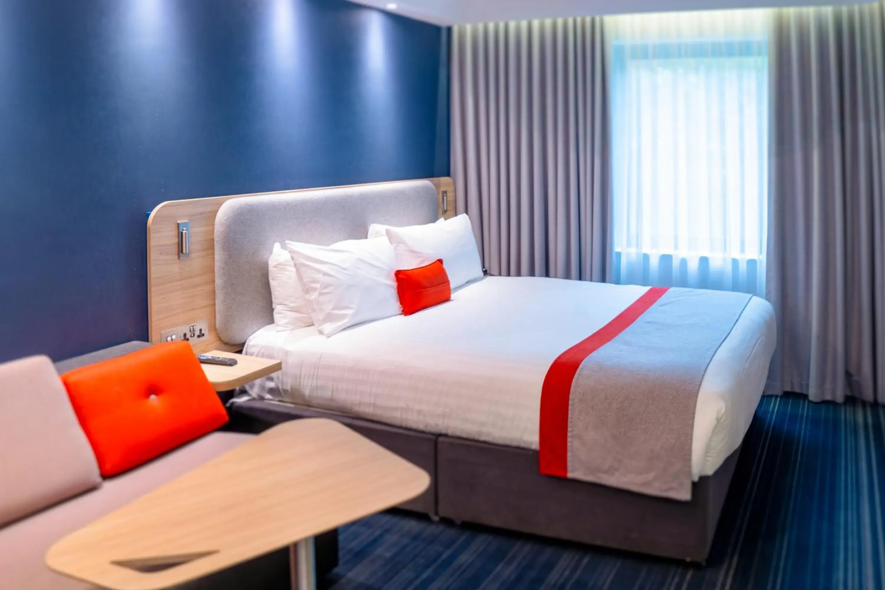 Bedroom, Bed in Holiday Inn Express St. Albans - M25, Jct.22 Bedroom, Bed in Holiday Inn Express St. Albans - M25, Jct.22