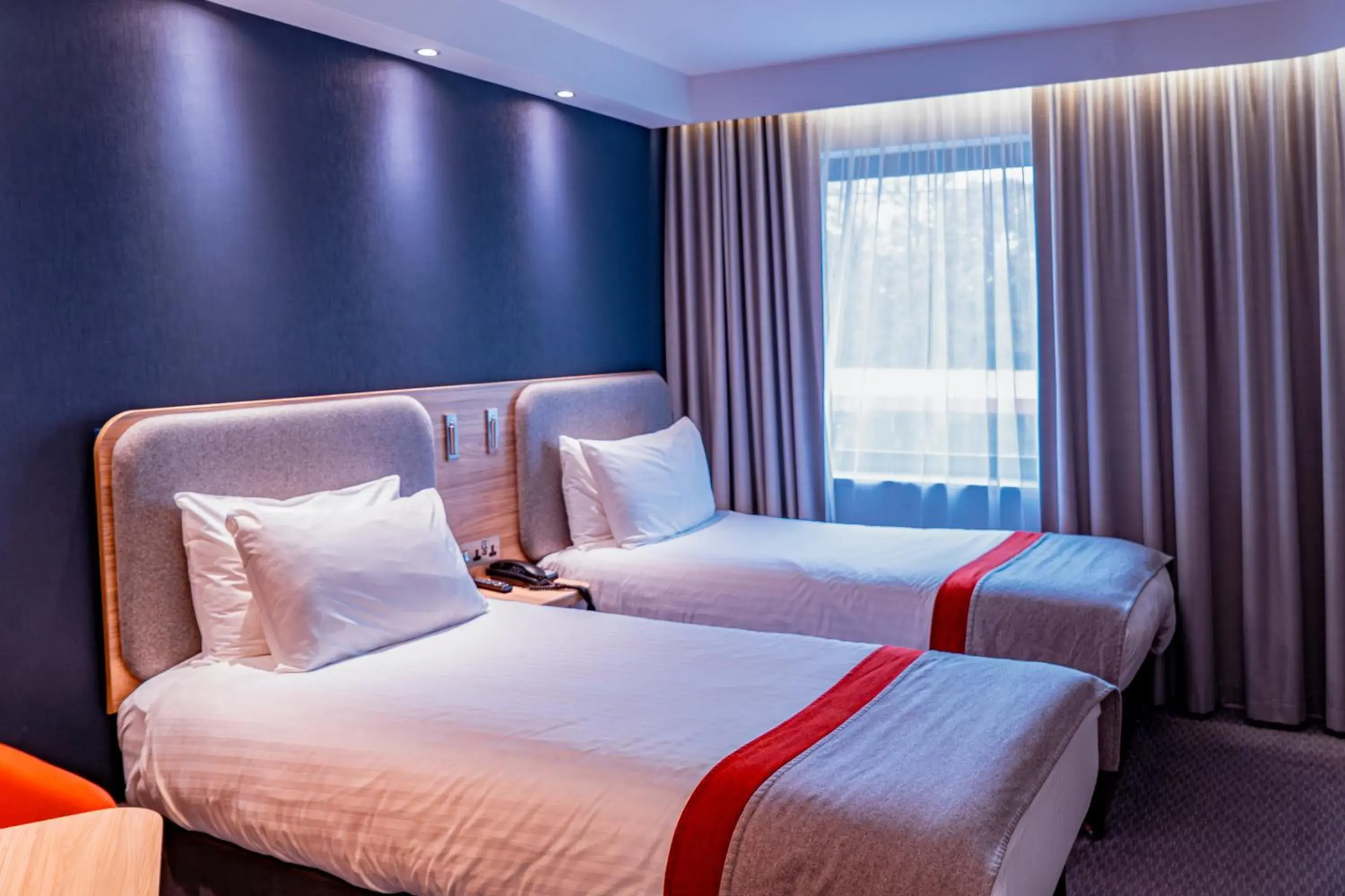 Bedroom, Bed in Holiday Inn Express St. Albans - M25, Jct.22 Bedroom, Bed in Holiday Inn Express St. Albans - M25, Jct.22