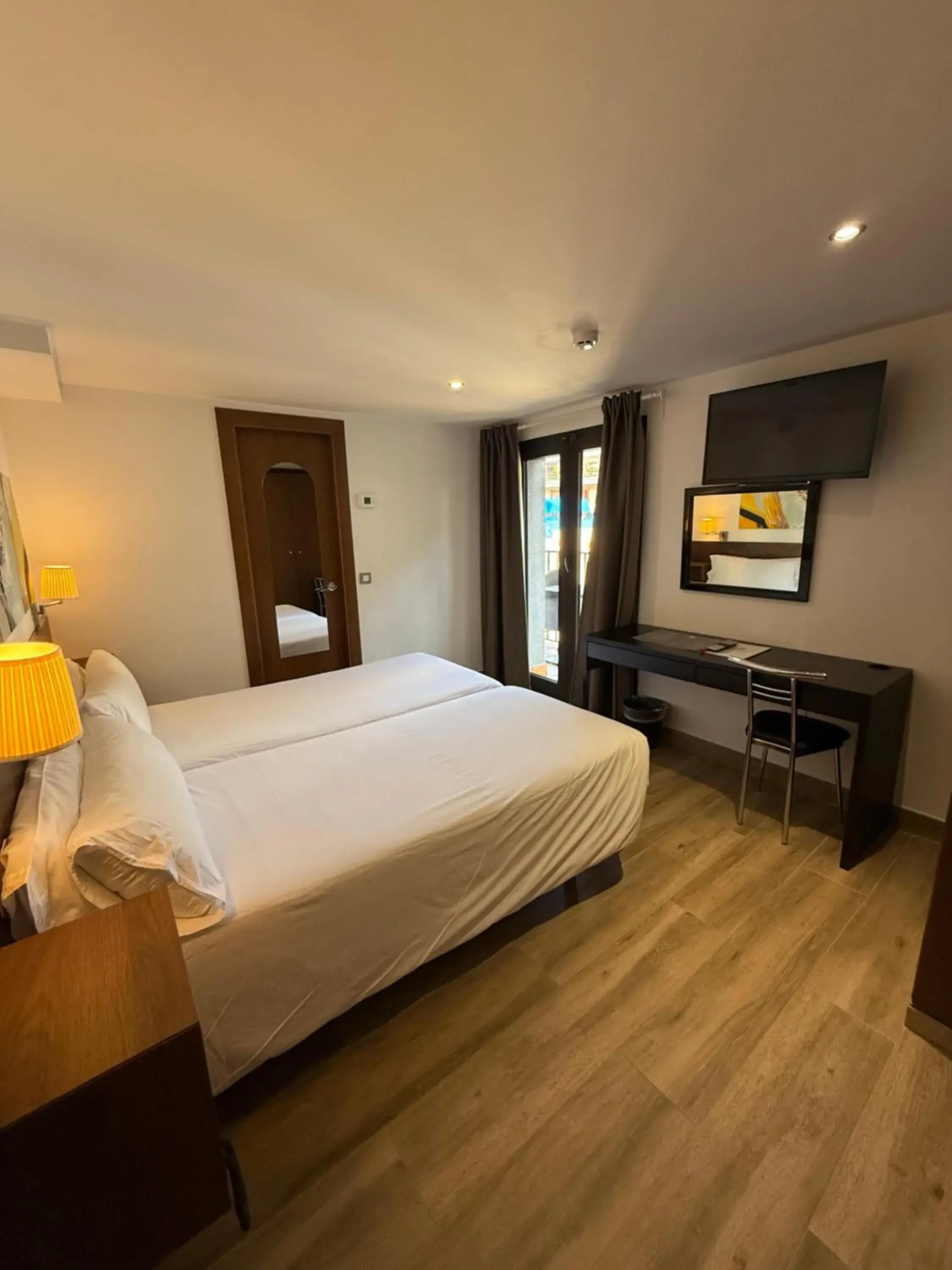 Twin Room with Balcony - single occupancy in Aston Hotel Twin Room with Balcony - single occupancy in Aston Hotel