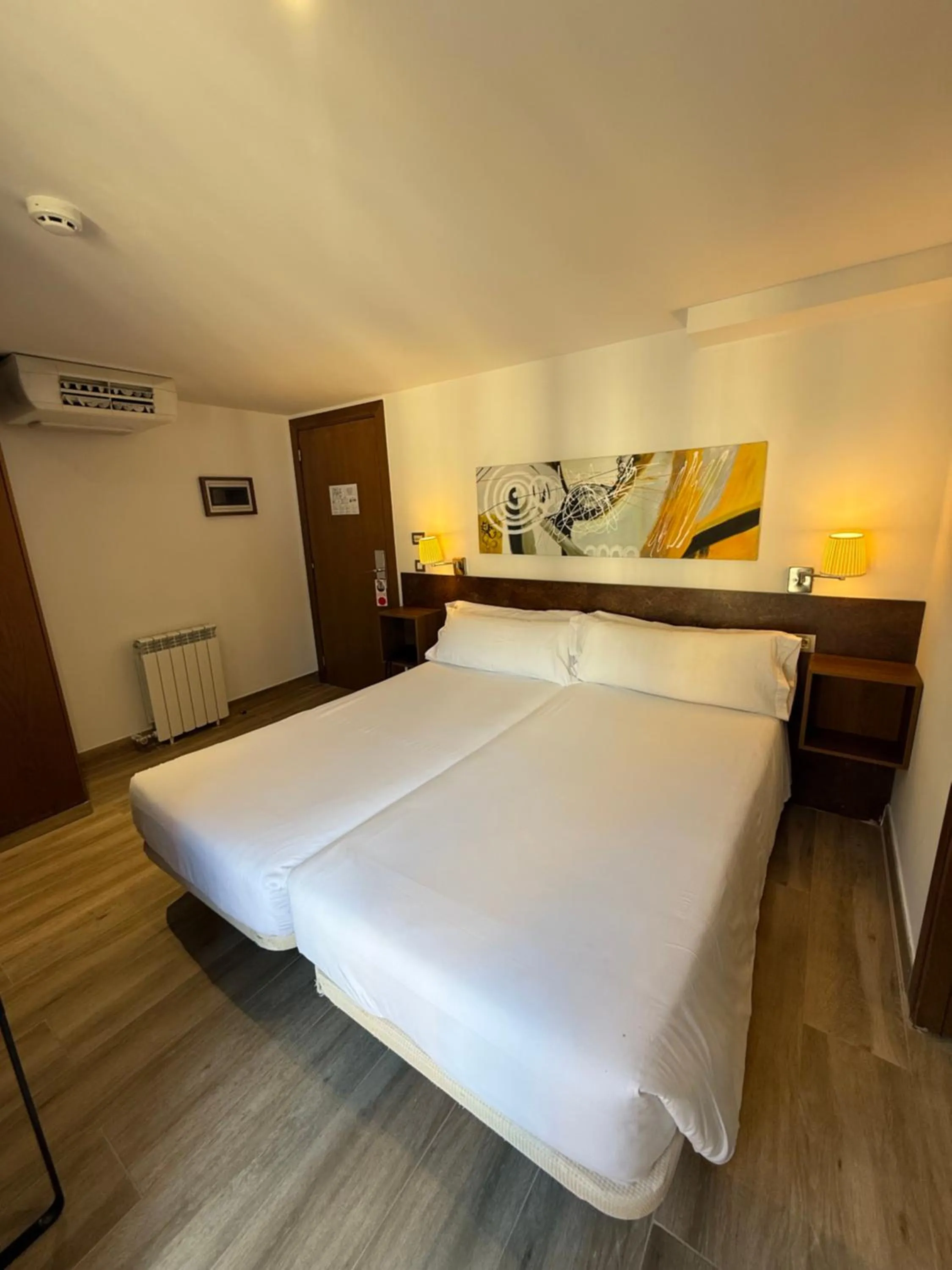 Photo of the whole room, Bed in Aston Hotel