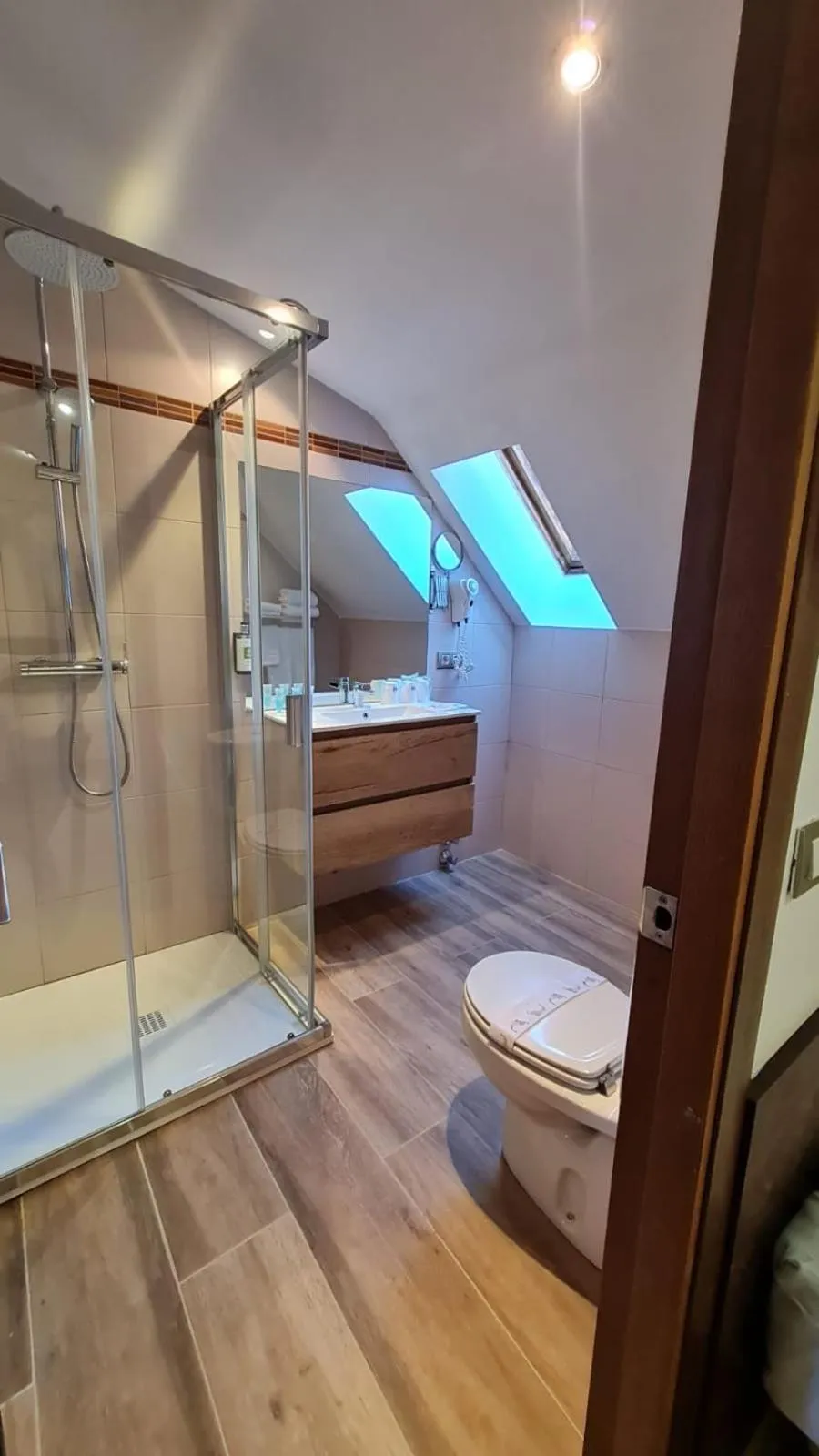 Shower in Aston Hotel