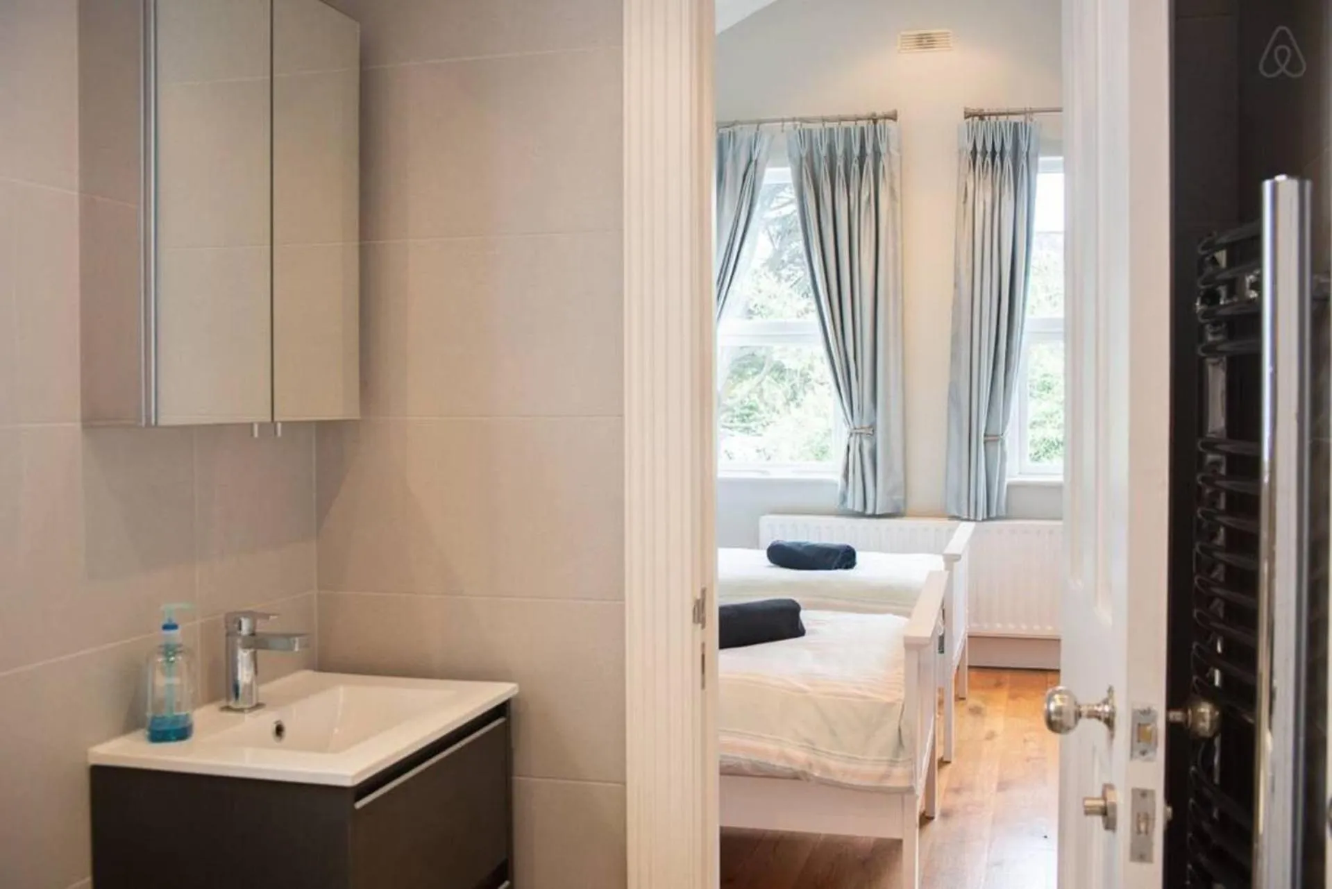 Bathroom, Bed in Rugby Lodge