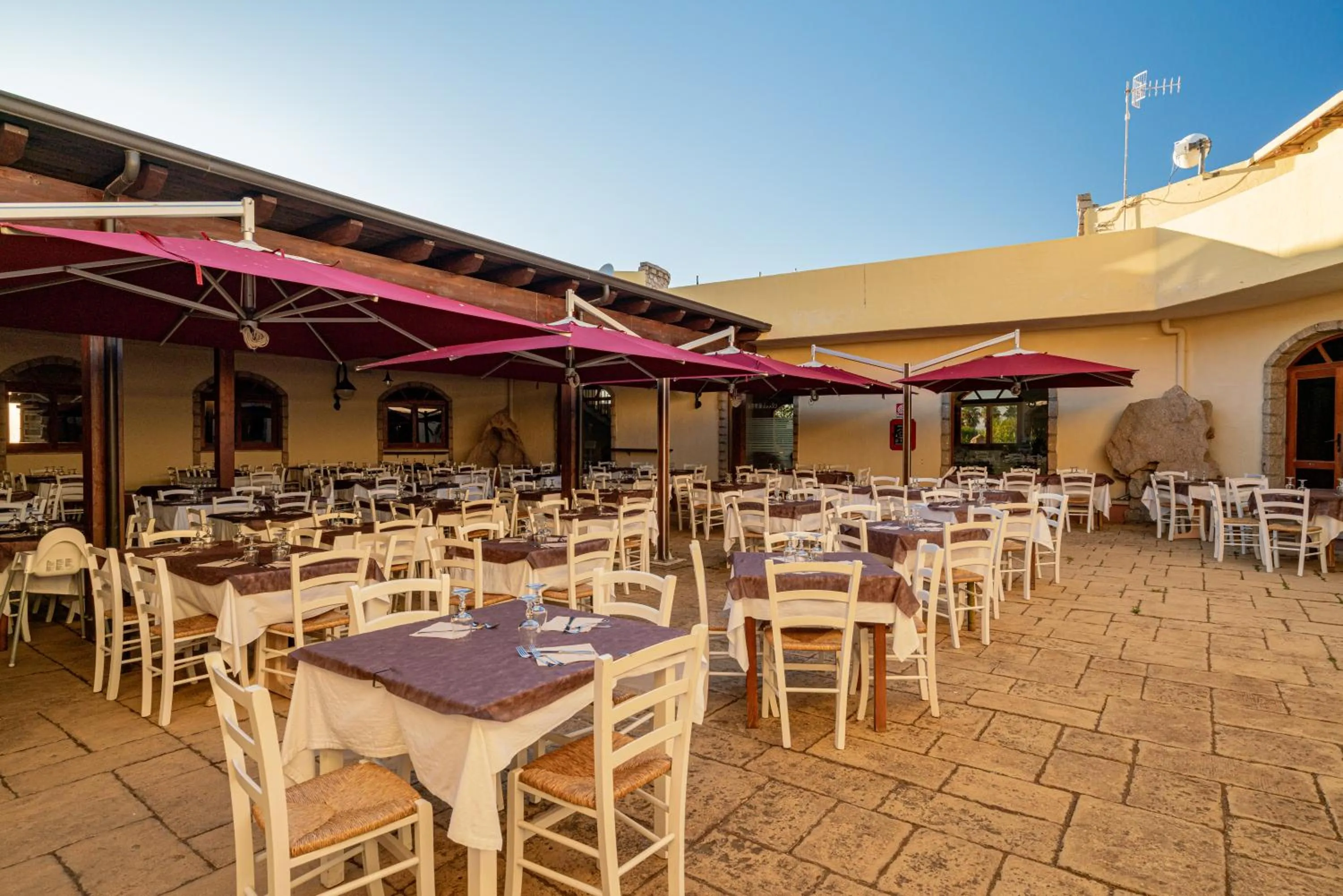 Restaurant/places to eat in Club Esse Posada