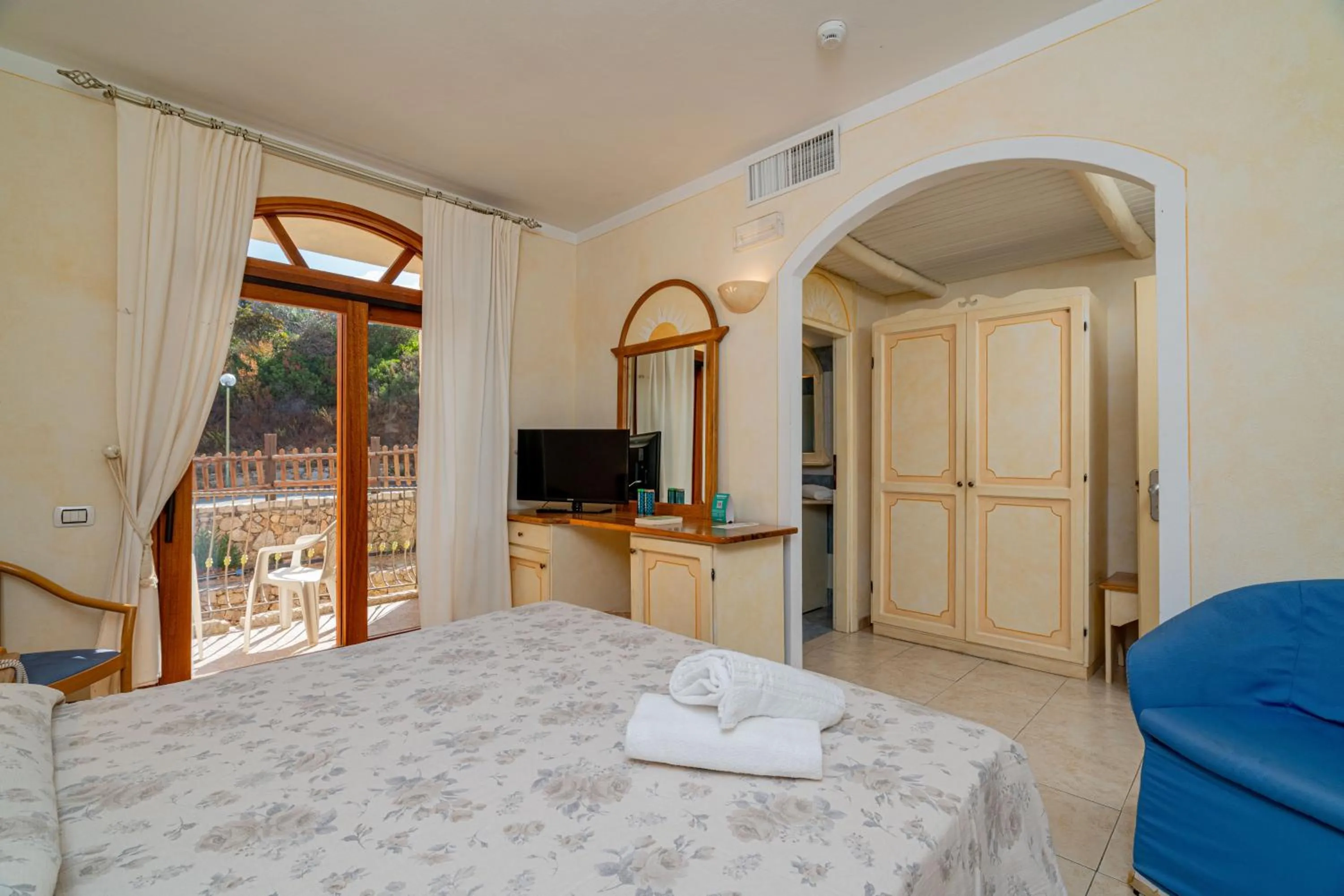 Photo of the whole room, Bed in Club Esse Posada