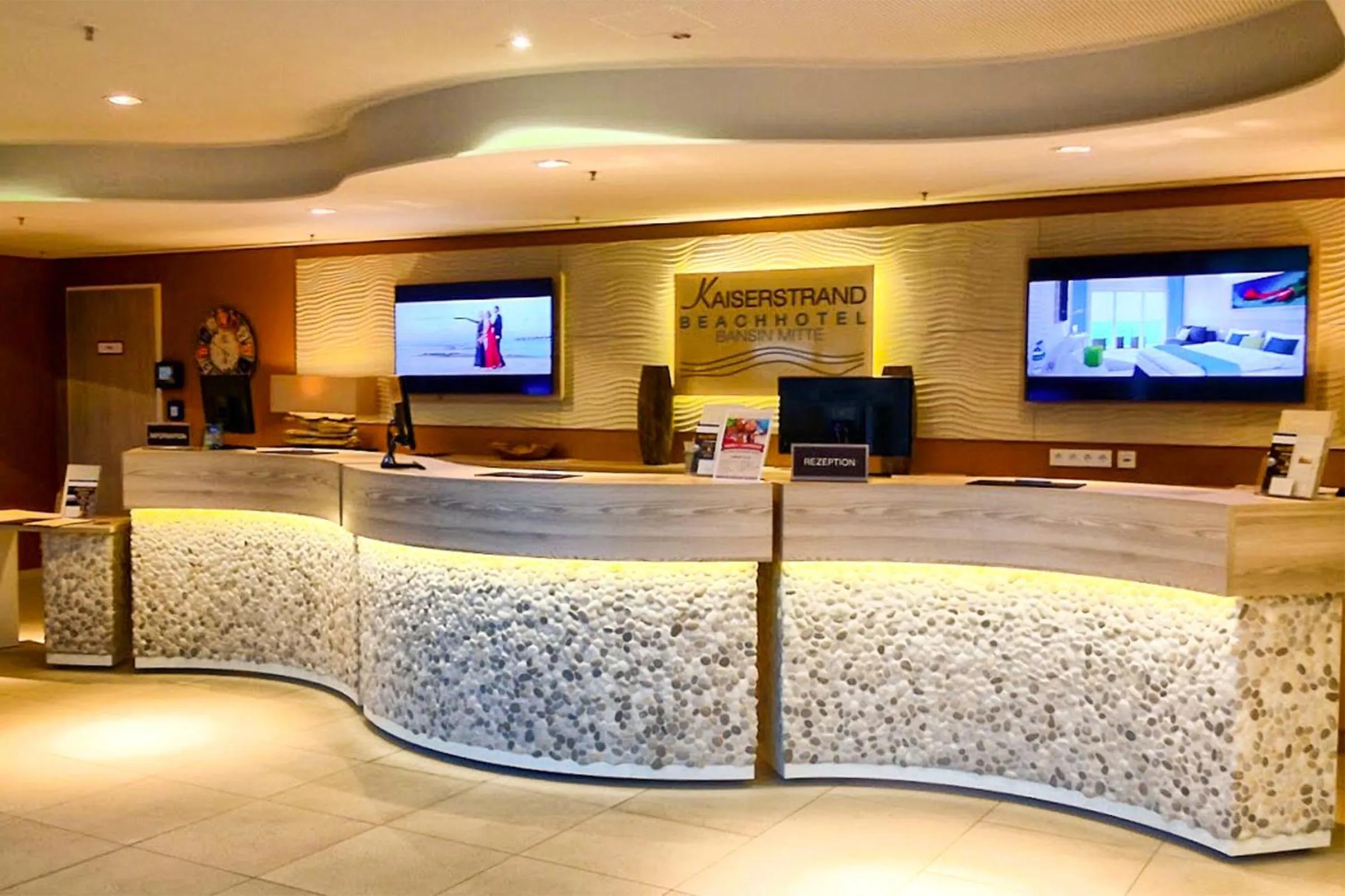 Lobby or reception in SEETELHOTEL Kaiserstrand Beachhotel das Lifestyle-Hotel direkt am Strand