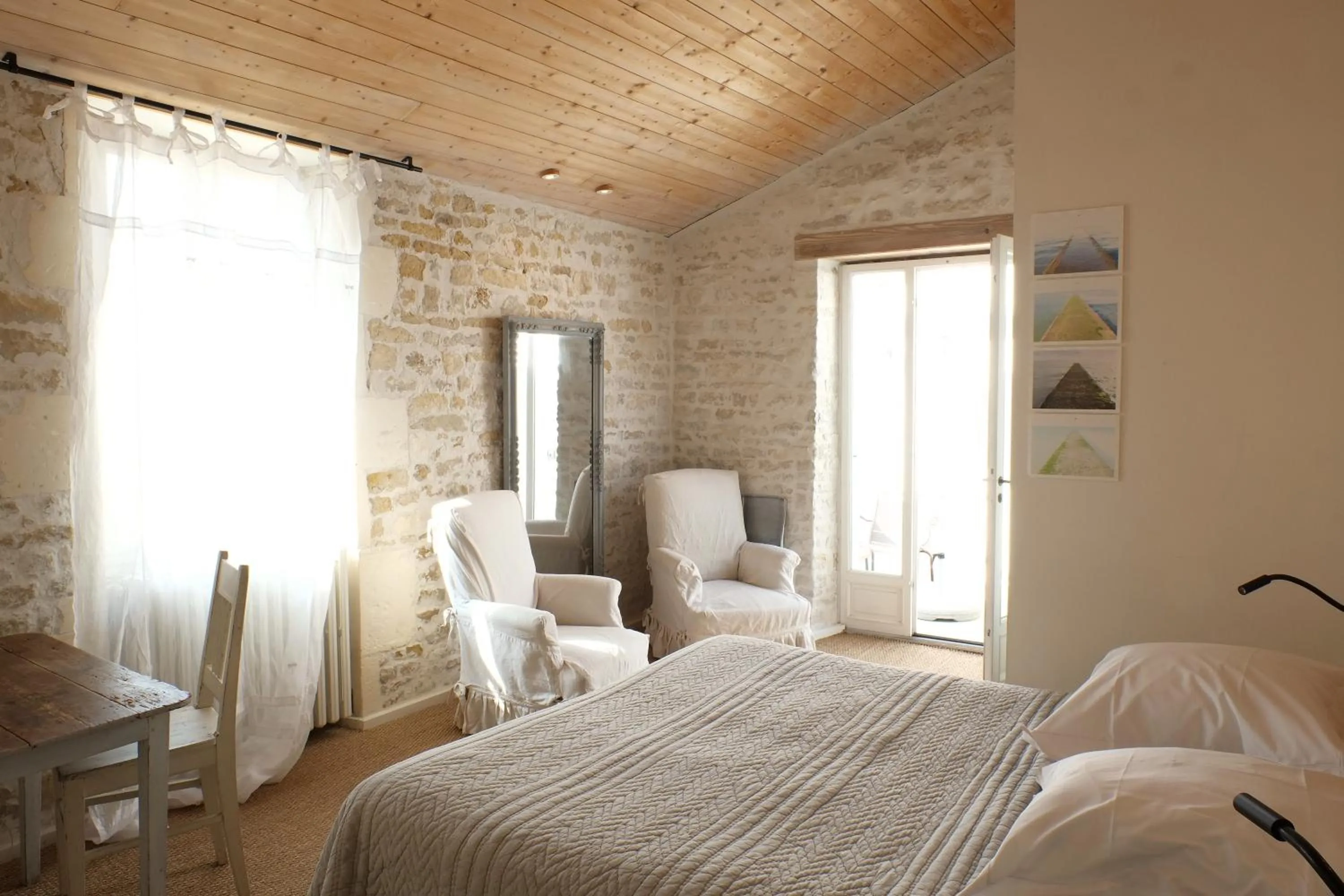 Bed in Hôtel Le Sénéchal