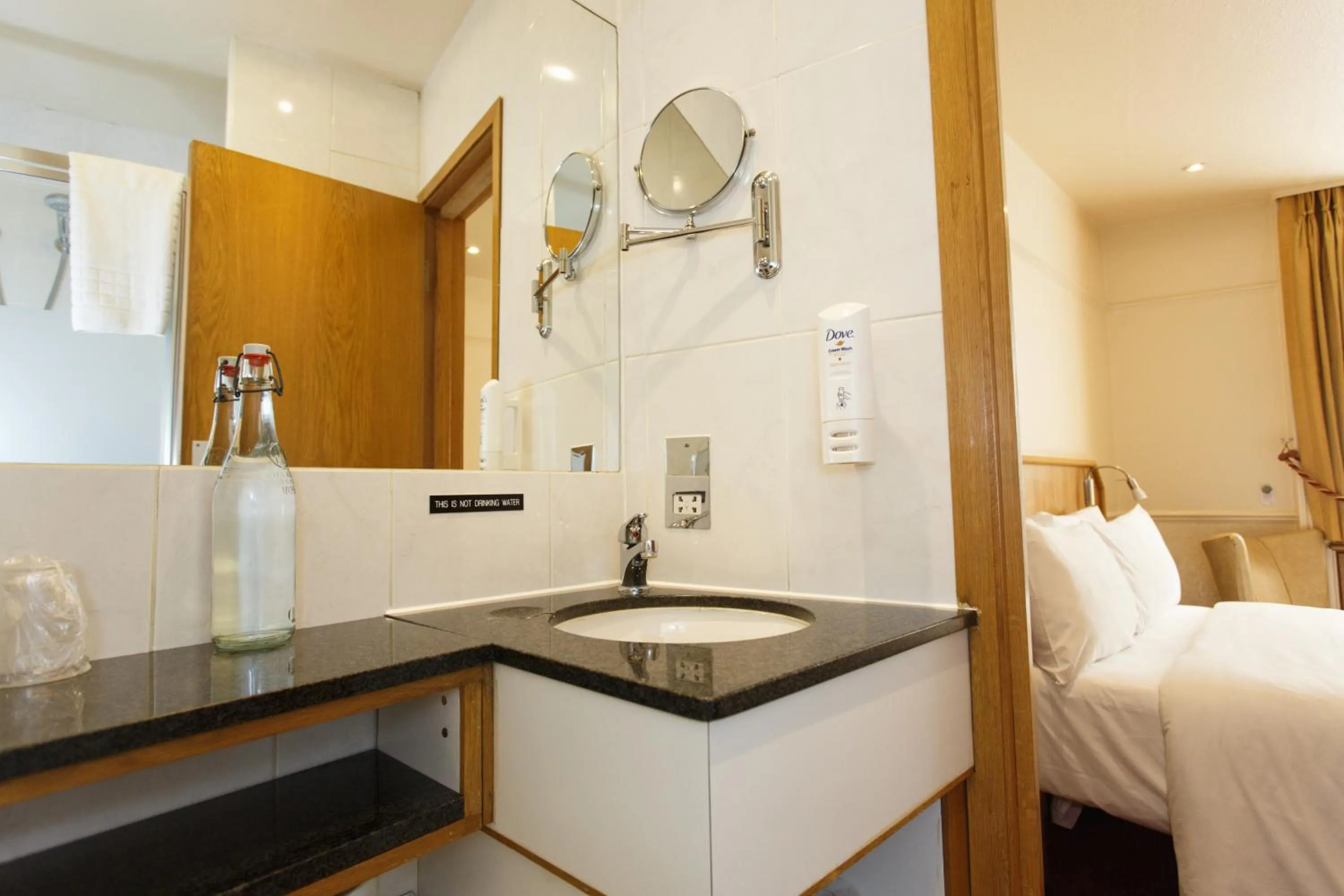 Bathroom, Bed in Morgan Hotel