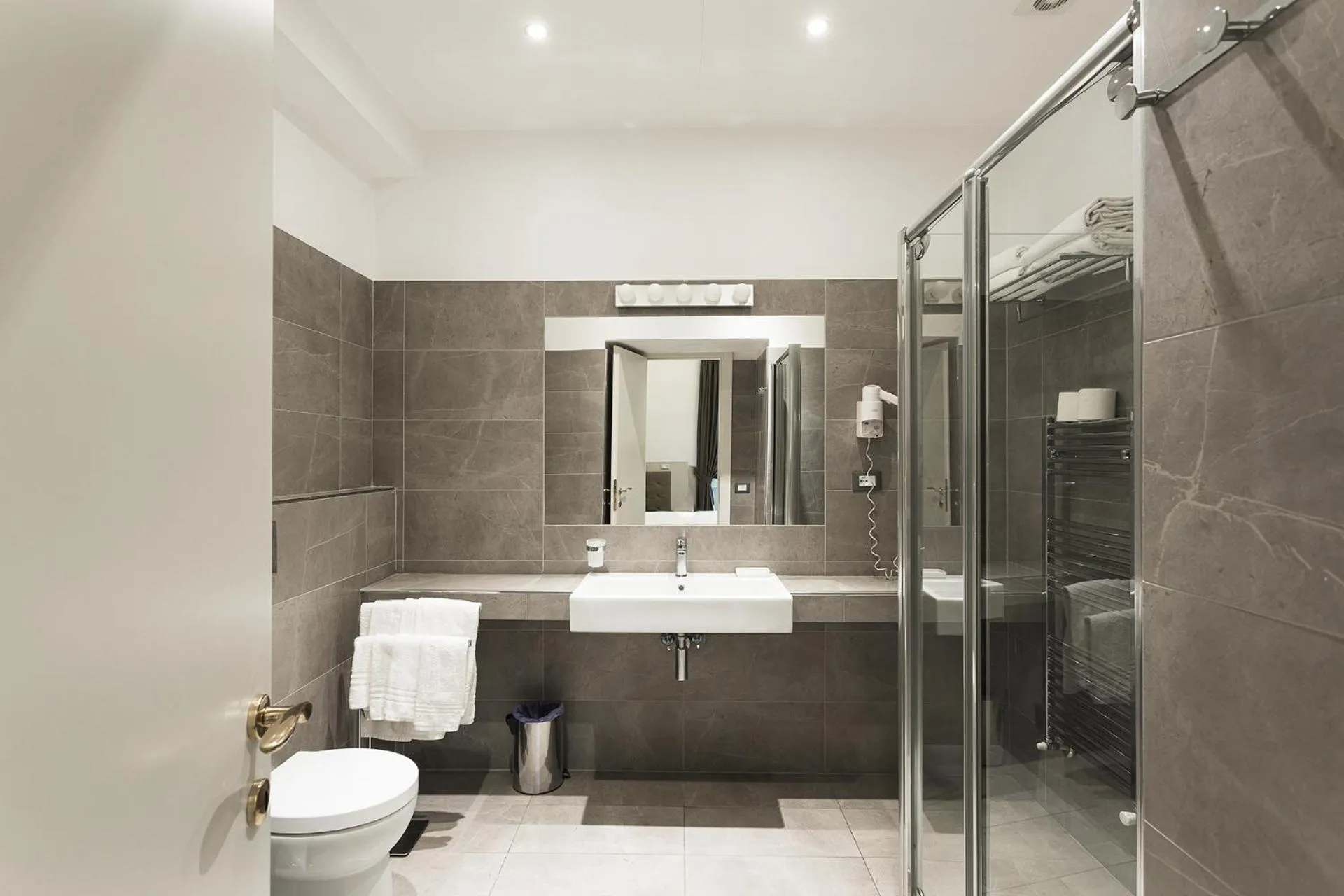 Shower in Vaticano Luxury Guest House