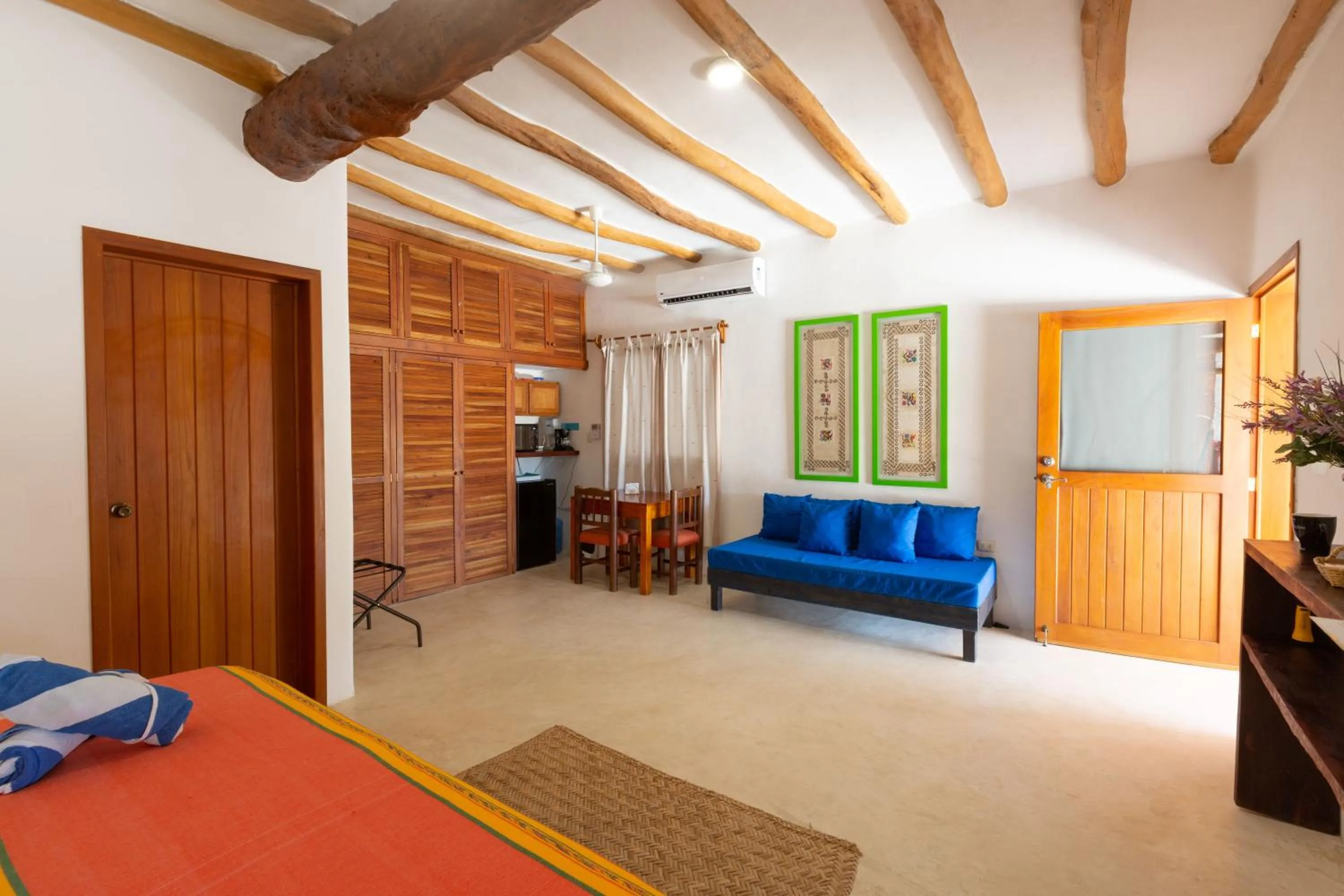 Living room, Bed in La Casa del Alux - Adults Only