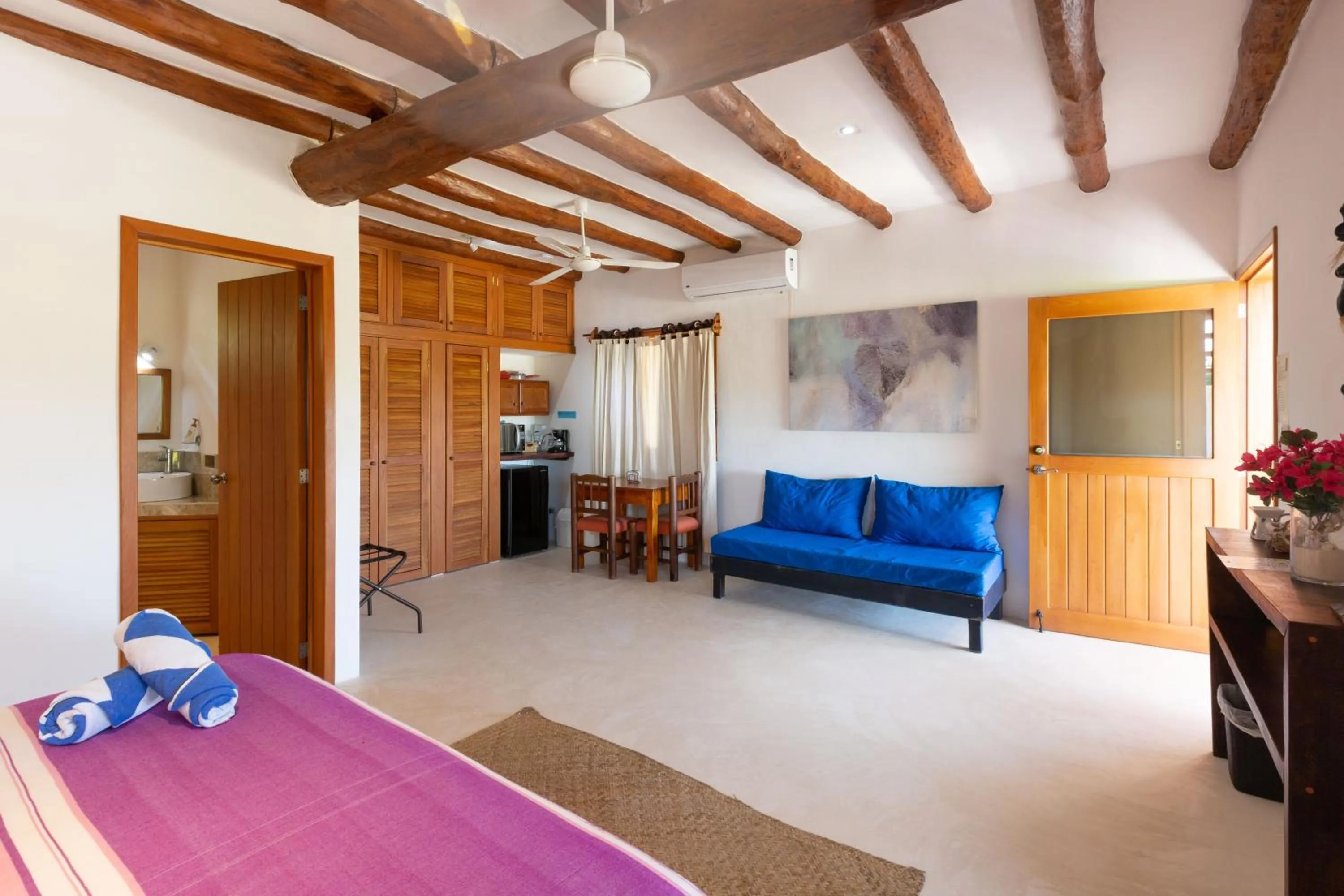 Living room, Bed in La Casa del Alux - Adults Only